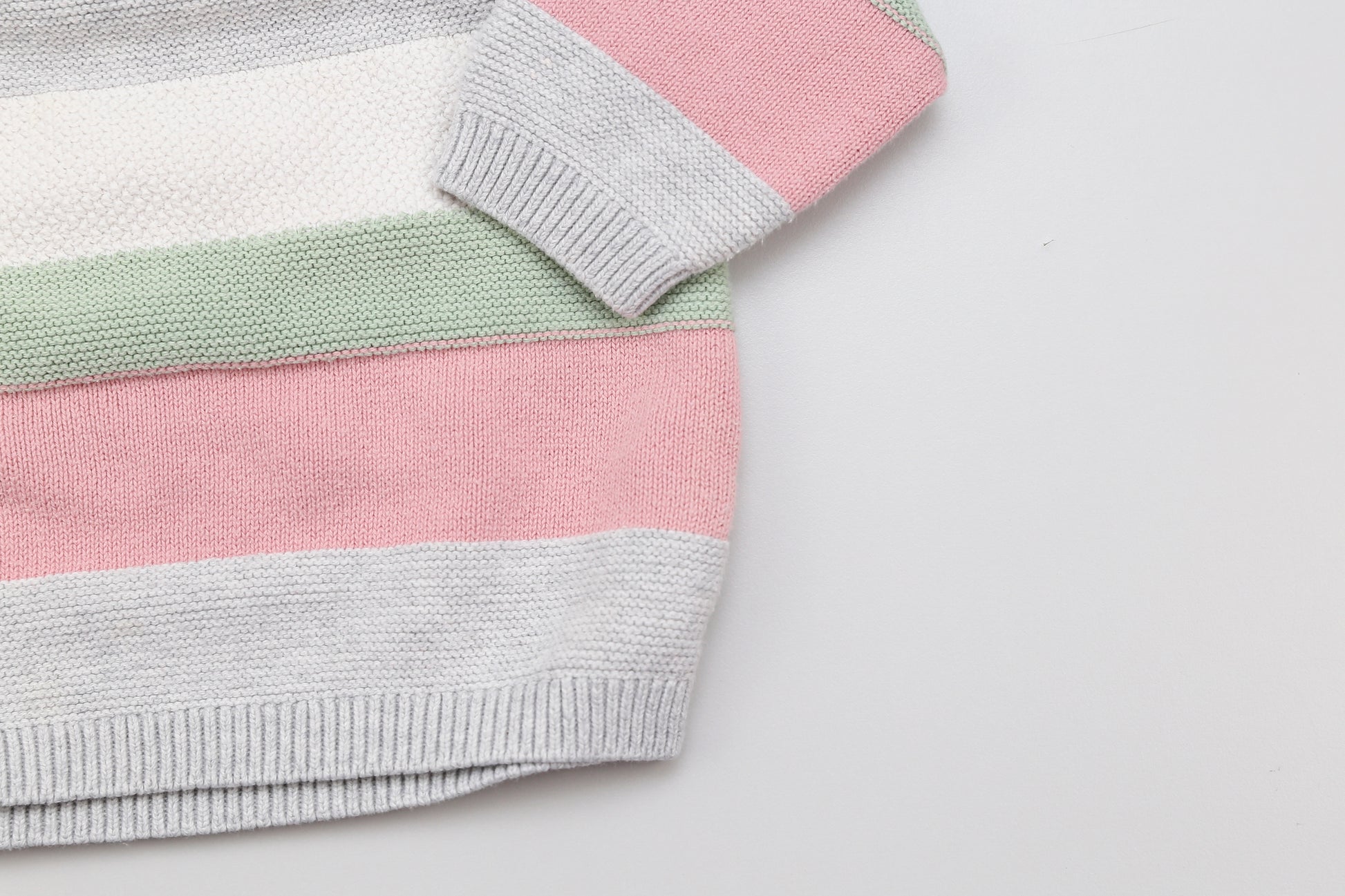Pastellfarbener Strickpullover mit 3 Knöpfen (74) - KlugeMutti