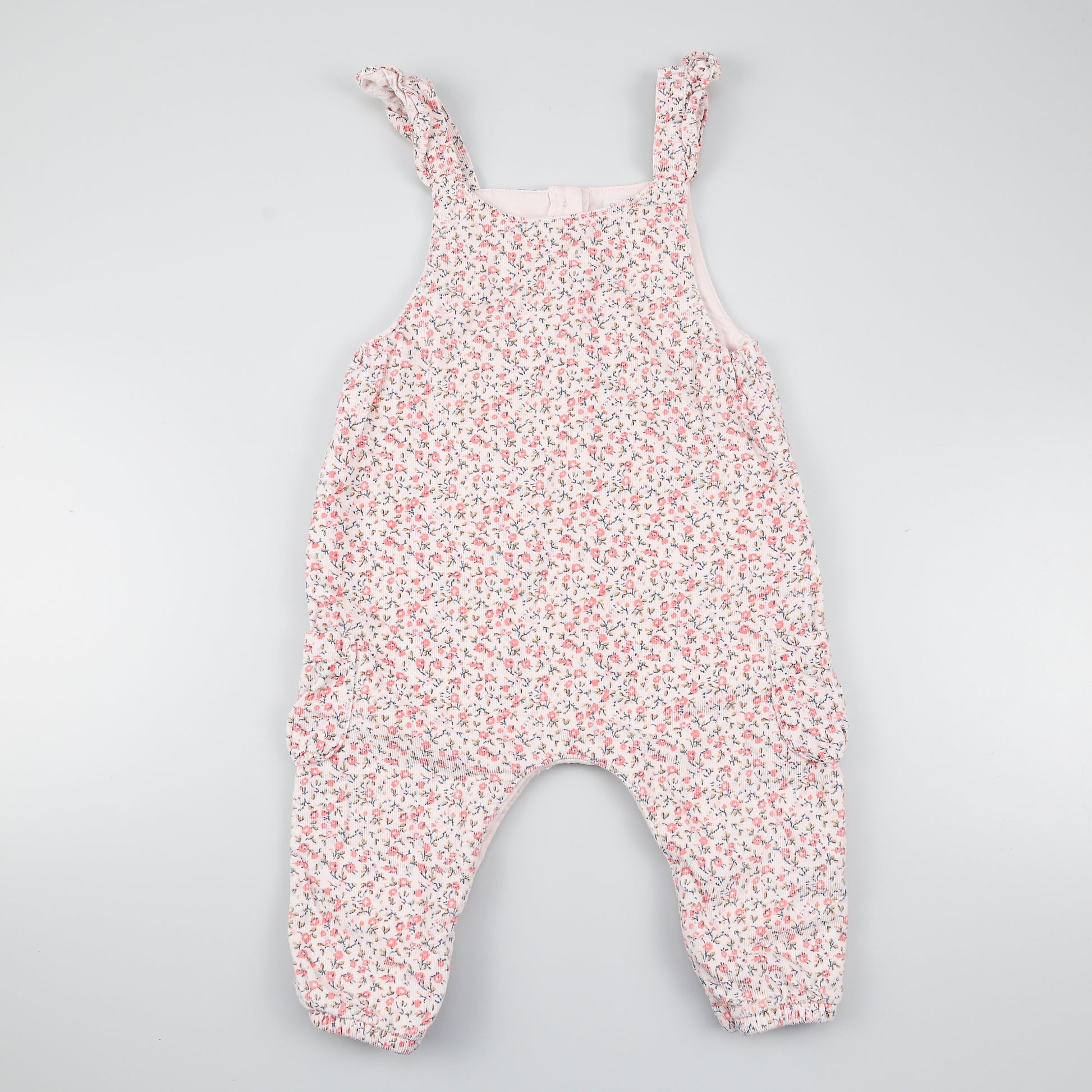 Latzhose mit Blumen