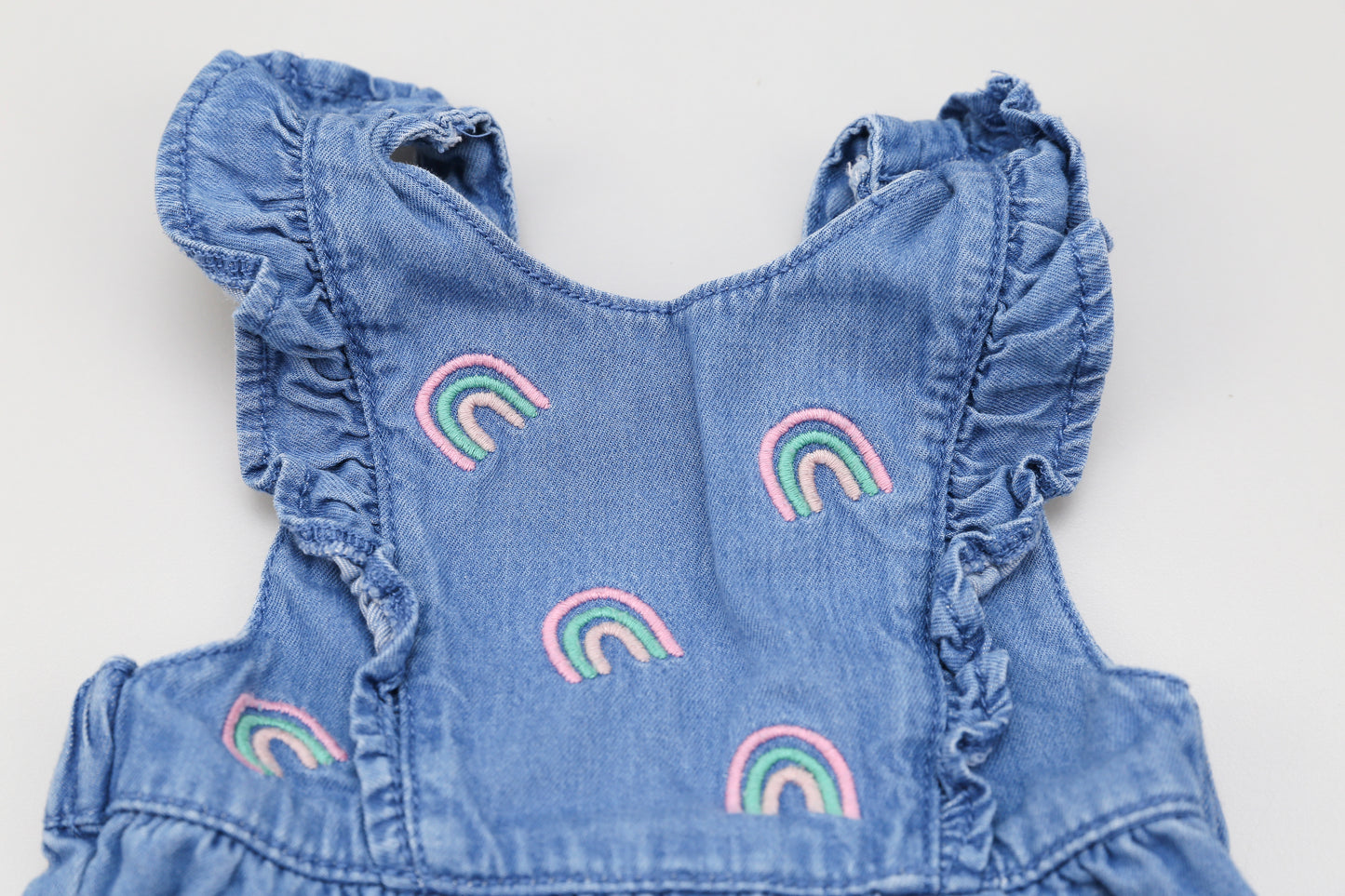 Jeans-Latzhose mit Regenbogenmuster (56) - KlugeMutti