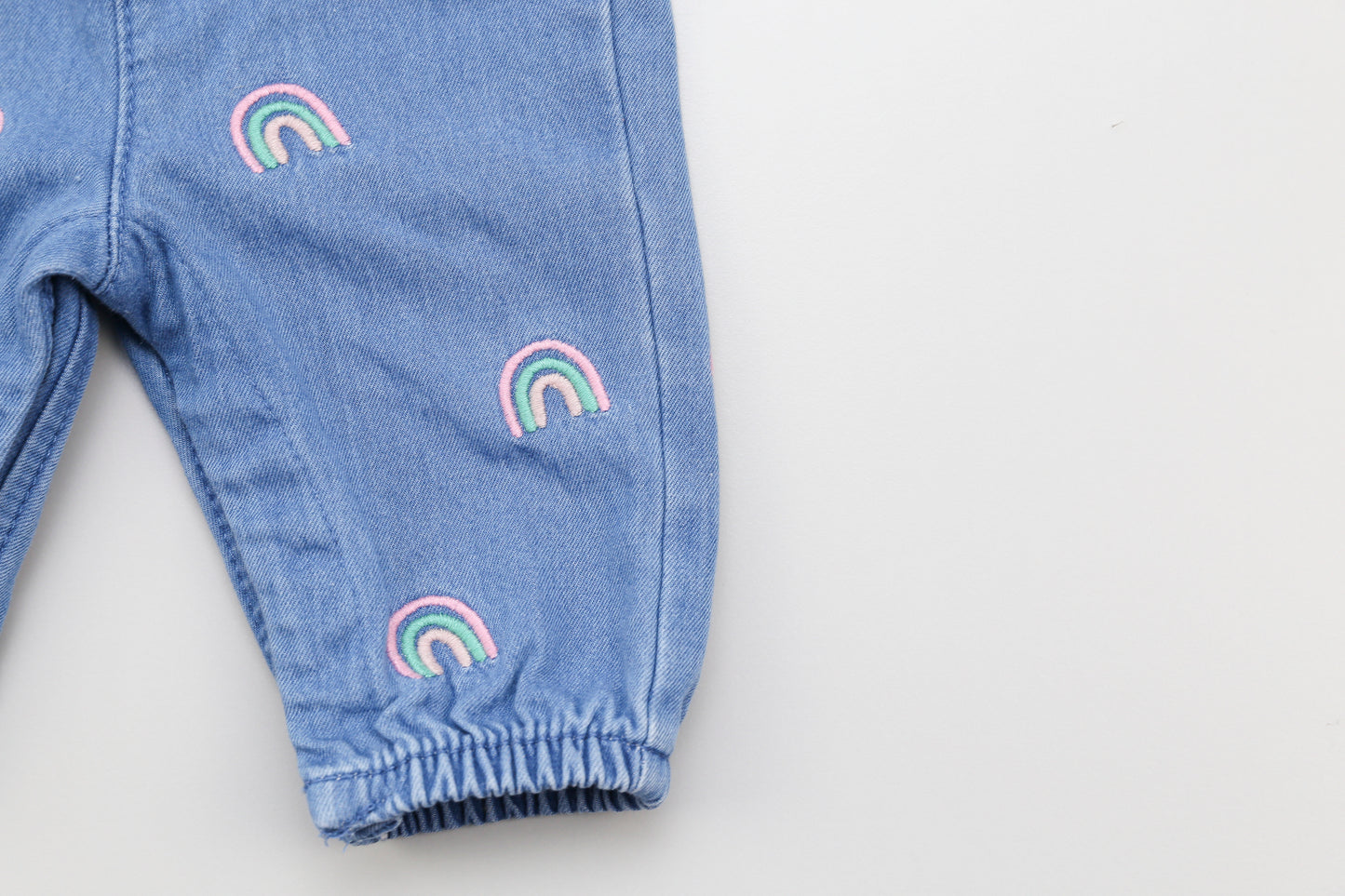 Jeans-Latzhose mit Regenbogenmuster (56) - KlugeMutti