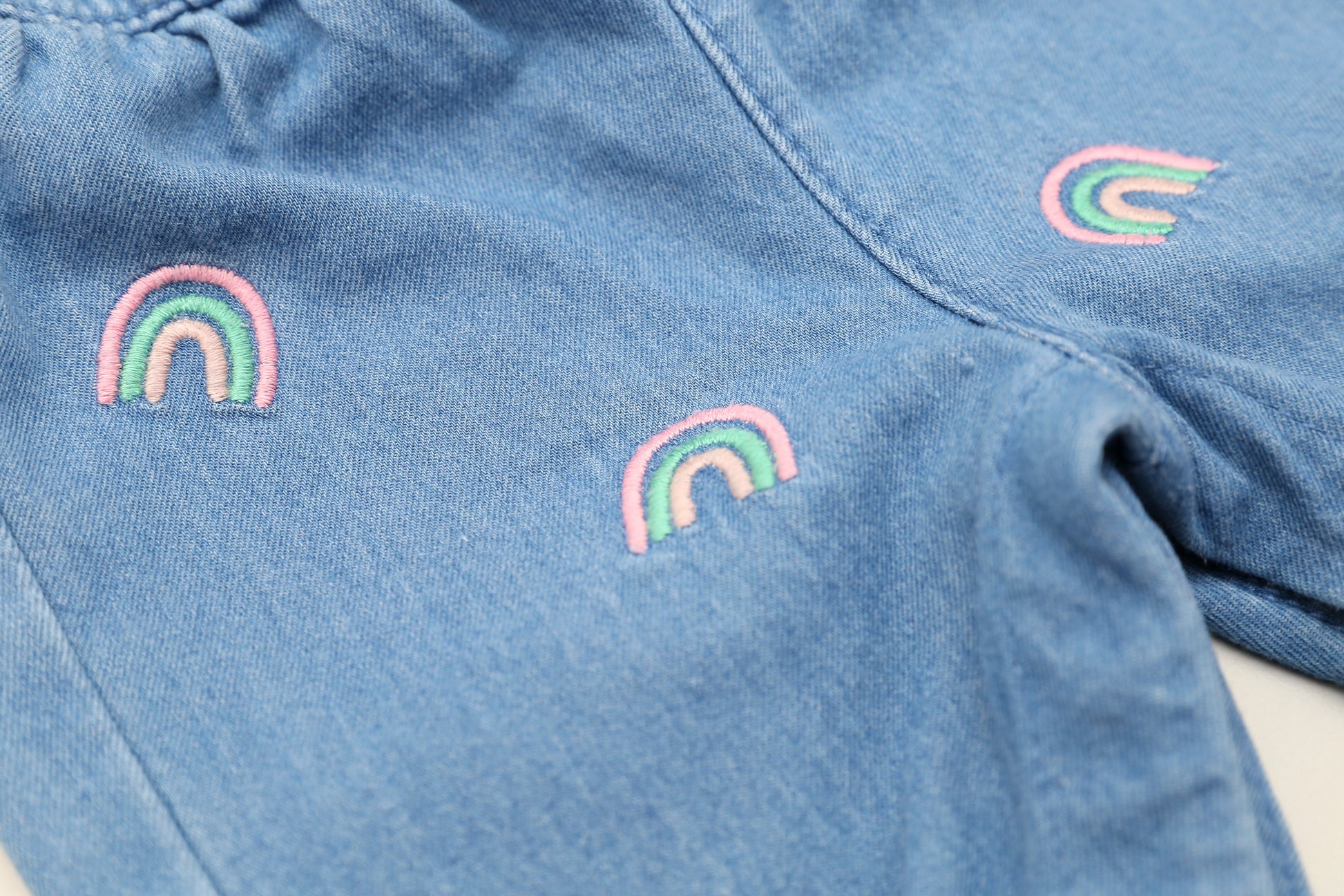 Jeans-Latzhose mit Regenbogenmuster (56) - KlugeMutti