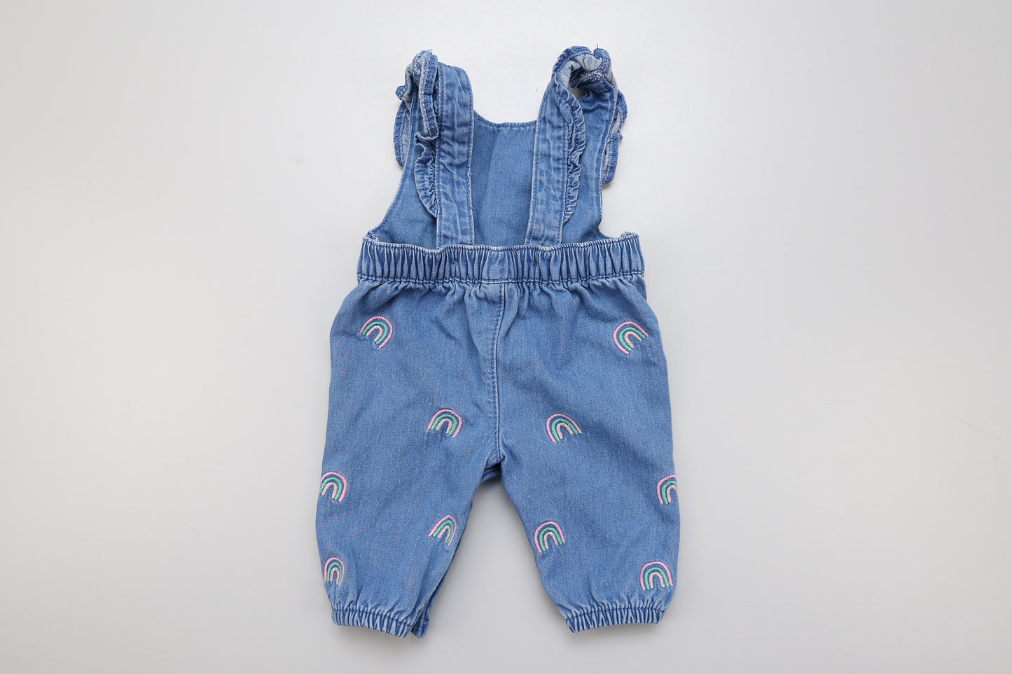 Jeans-Latzhose mit Regenbogenmuster (56) - KlugeMutti