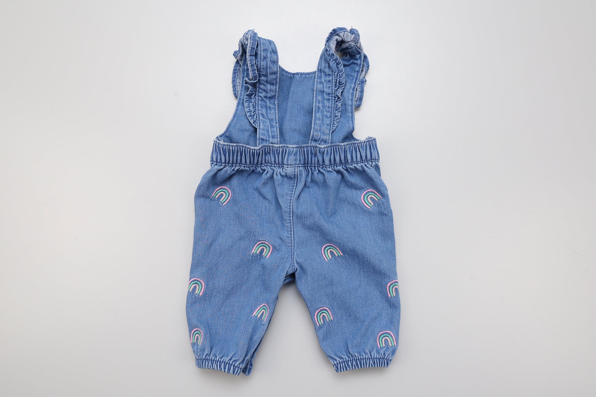 Jeans-Latzhose mit Regenbogenmuster (56) - KlugeMutti