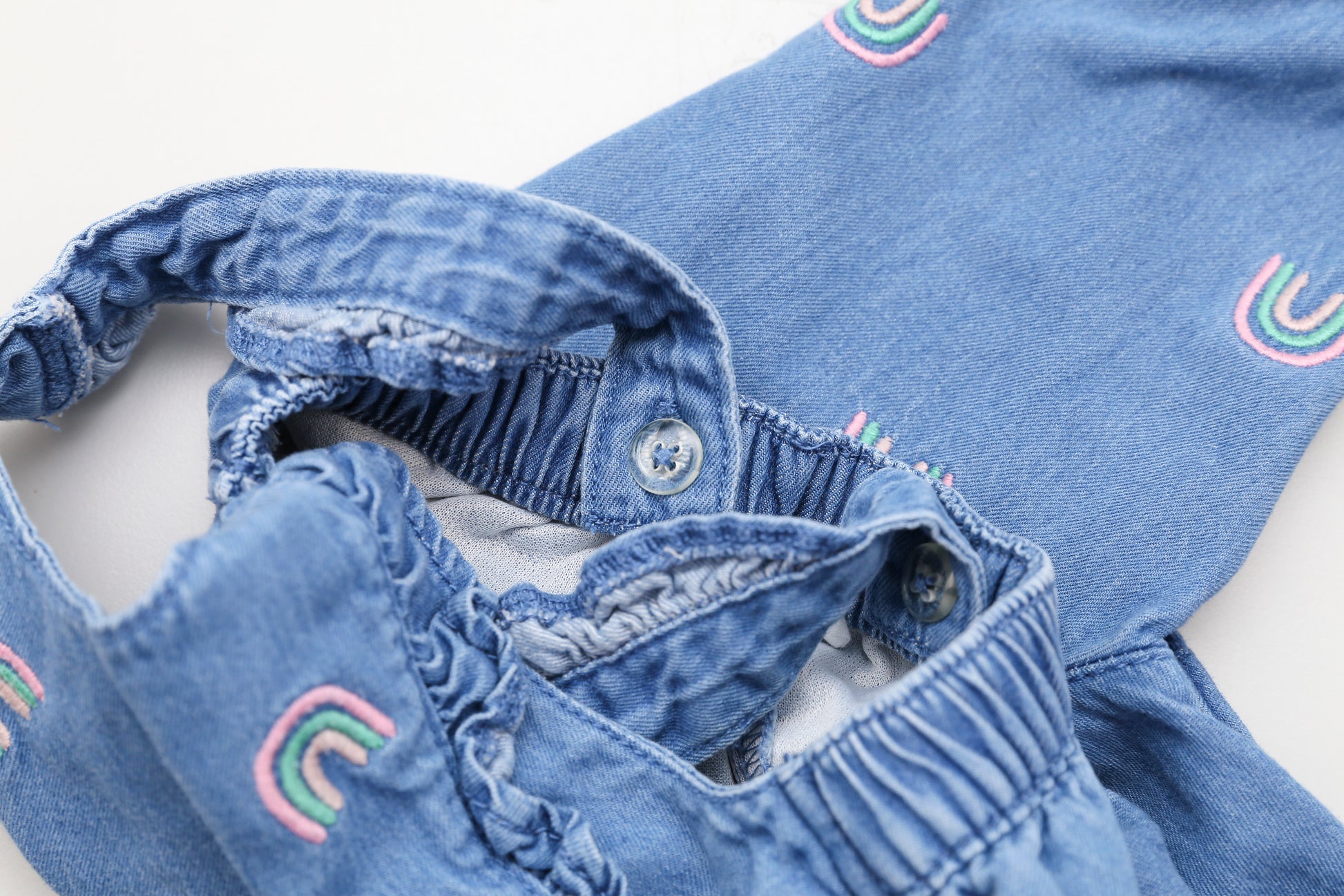 Jeans-Latzhose mit Regenbogenmuster (56) - KlugeMutti