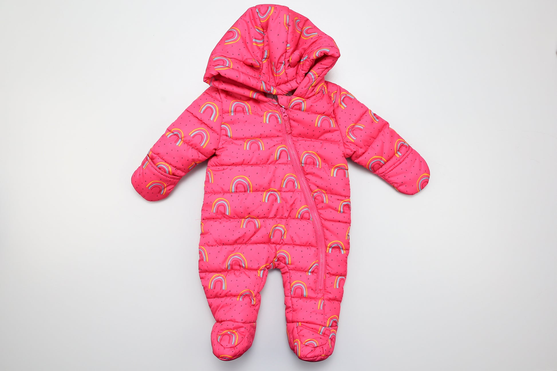 Dunkelrosa Winter-Overall für Neugeborene mit Füßen und umklappbaren Ärmeln.