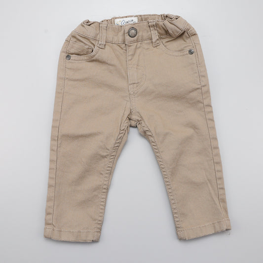 Beigefarbene Jeans mit verstellbarem Bund.