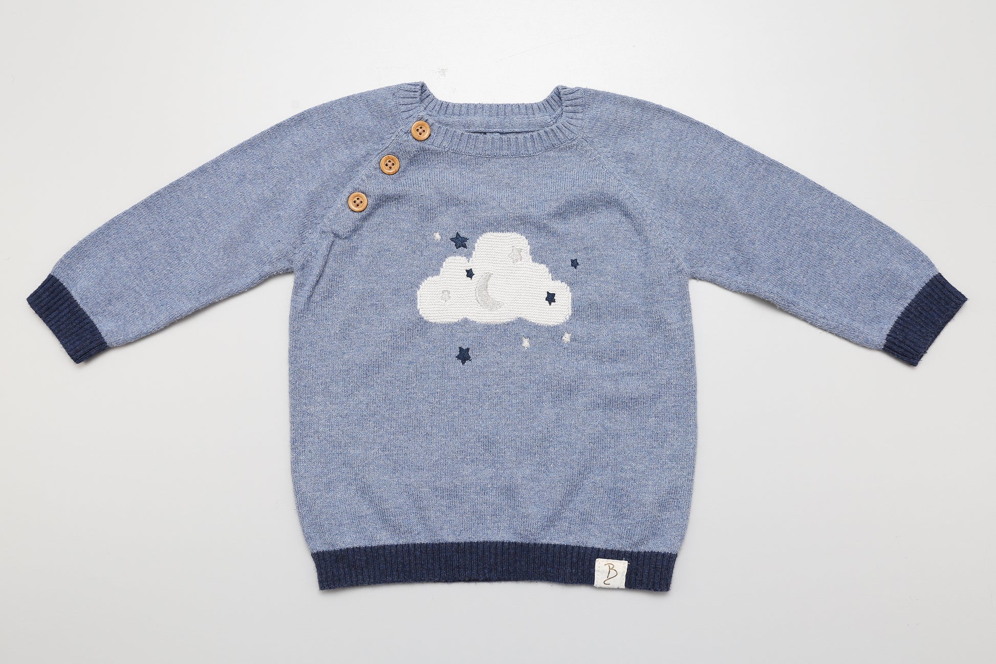 Hellblauer Pullover mit Wolkenmotiv aus sehr weichem Material.