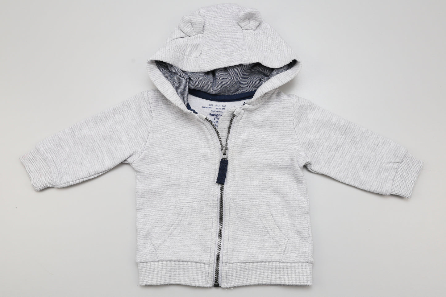 Helles graues Kapuzenzipper-Sweatshirt mit zwei Taschen und Bärchenohren an der Kapuze 62