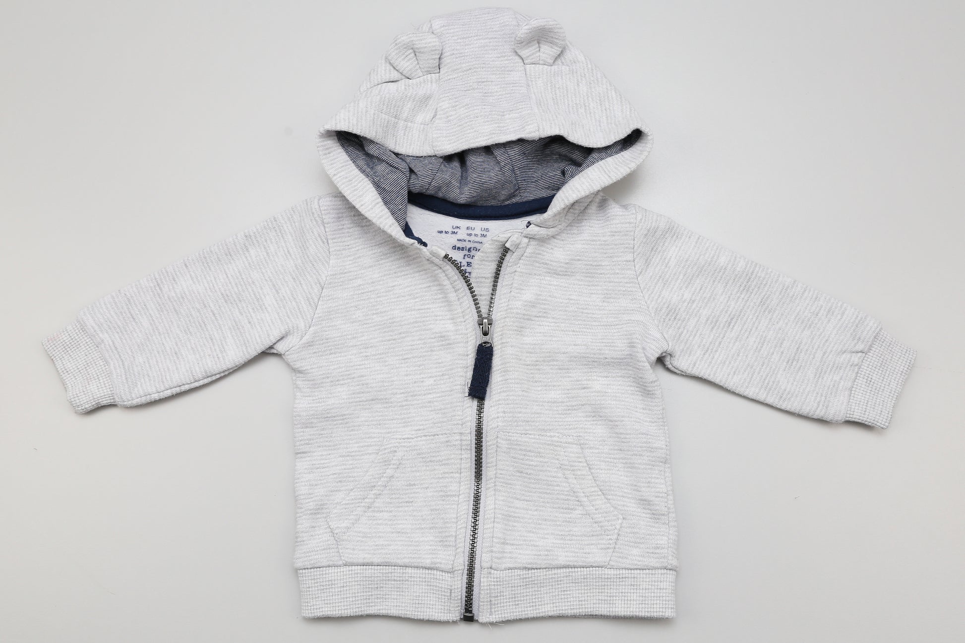 Helles graues Kapuzenzipper-Sweatshirt mit zwei Taschen und Bärchenohren an der Kapuze 62
