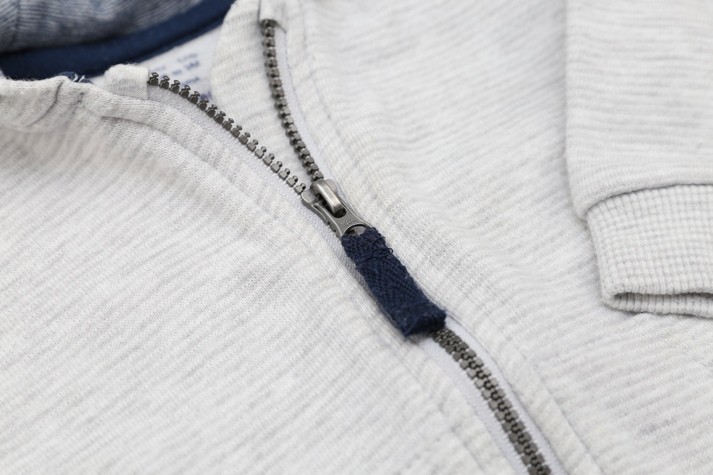 Helles graues Kapuzenzipper-Sweatshirt (62) - KlugeMutti