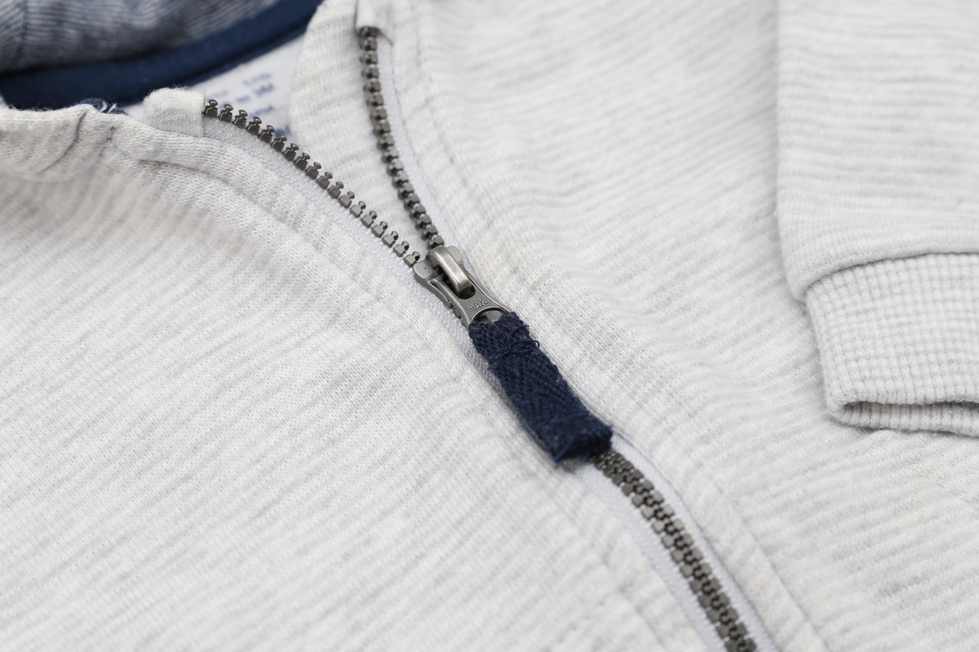 Helles graues Kapuzenzipper-Sweatshirt (62) - KlugeMutti