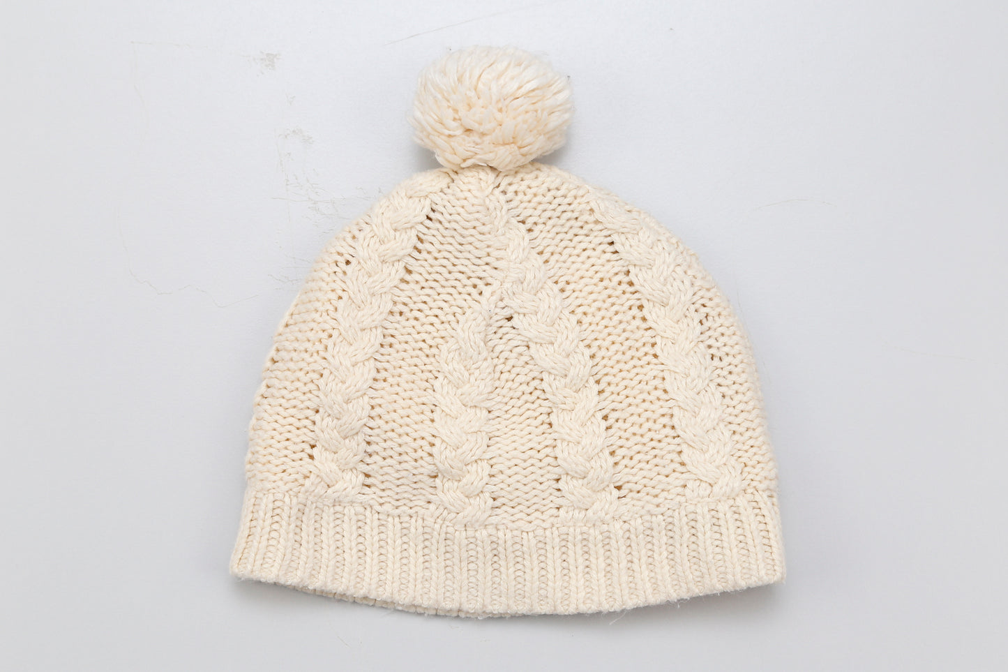 Gestrickte Beanie-Mütze in Beige mit Bommel
