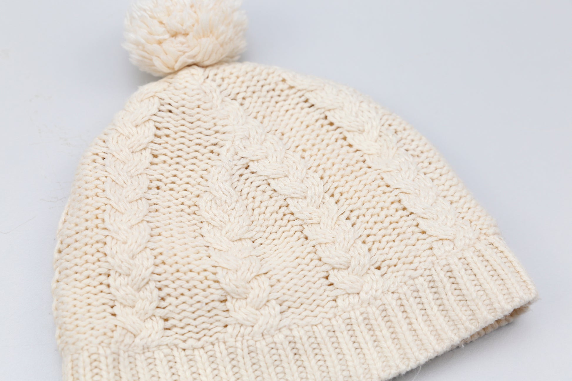 Gestrickte Beanie-Mütze mit Bommel (62-68) - KlugeMutti