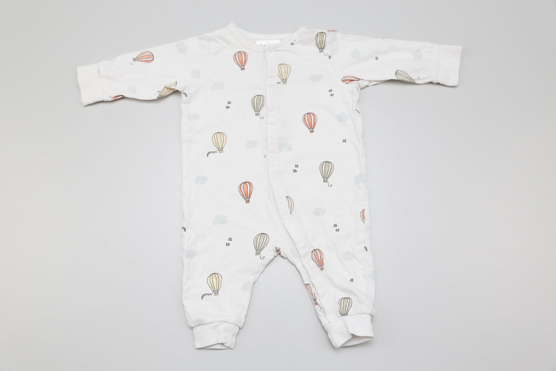 Baby-Strampler ohne Füße mit Heißluftballon-Motiv in Weiß, Größe 56, aus leichter Baumwolle