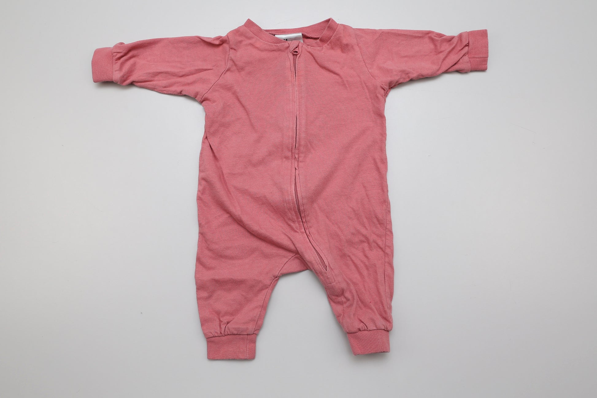 Rosa Baby-Strampler ohne Füße mit Reißverschluss aus leichter Baumwolle in Größe 56

