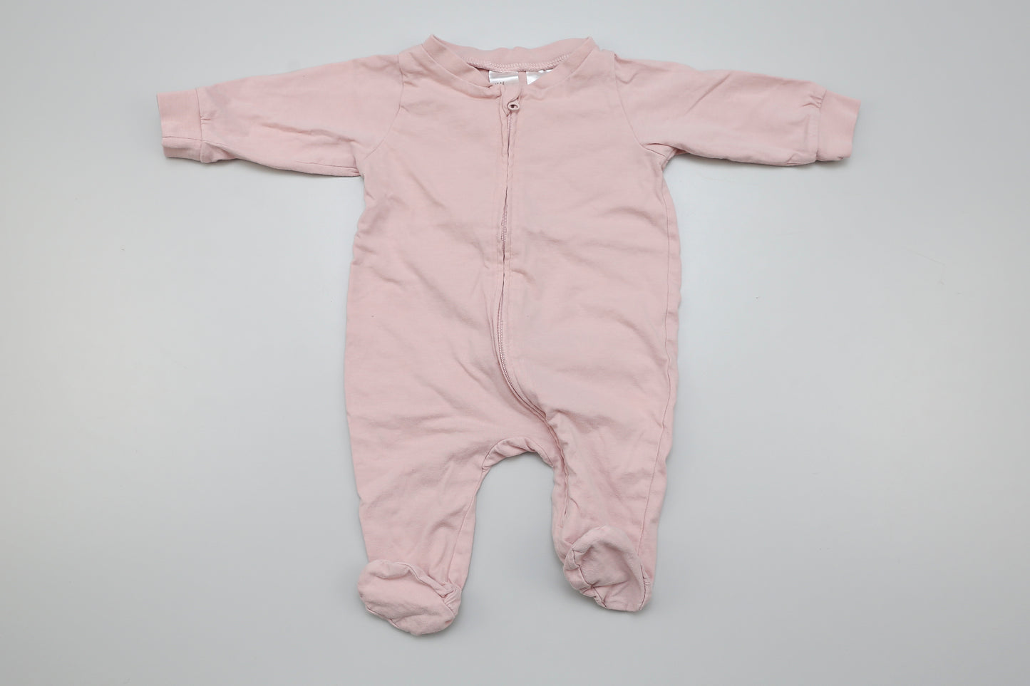 Hellrosa Baby-Strampler mit Reißverschluss und Füßen aus 100 % Bio-Baumwolle in Größe 56

