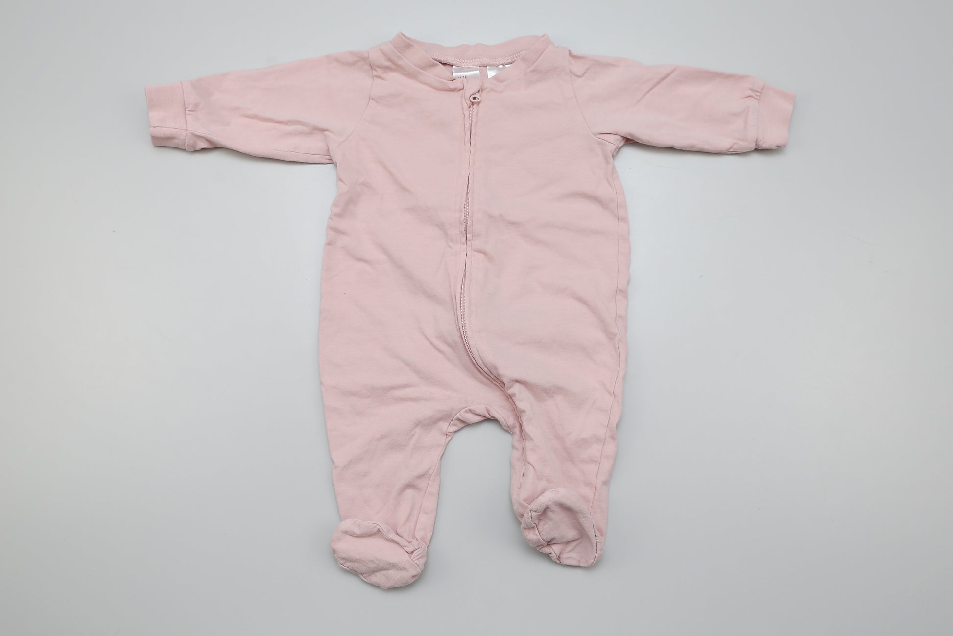 Hellrosa Baby-Strampler mit Reißverschluss und Füßen aus 100 % Bio-Baumwolle in Größe 56

