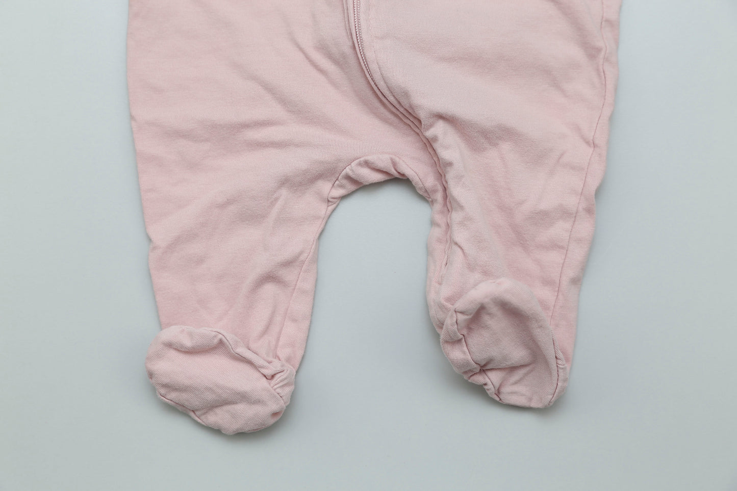 Hellrosa Baby-Strampler mit Reißverschluss und Füßen (56)