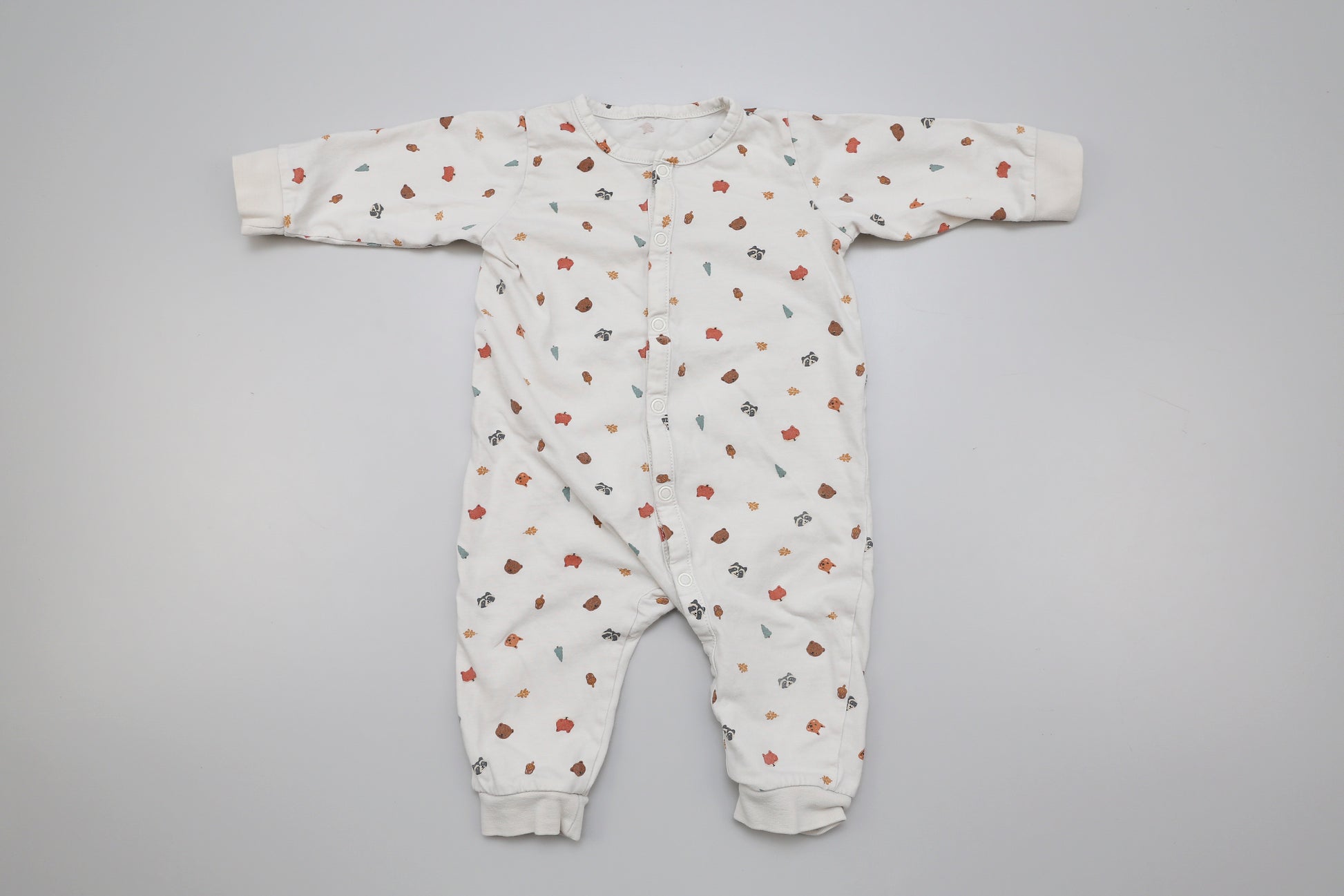 Beiger Baby-Strampler mit Blätter- und Eichhörnchenmuster aus dünnem Stoff, Größe 68, unisex

