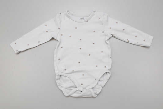 Weißer Langarm-Babybody mit kleinen Sternen und Druckknopf am Halsausschnitt, Größe 74, leicht vergraut

