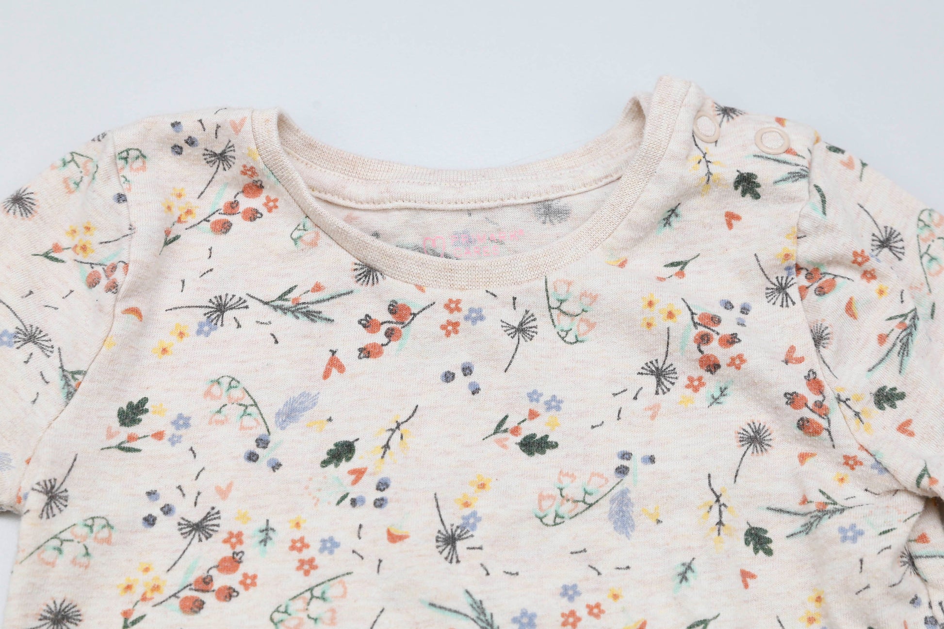 Beiges Langarmshirt mit Blumenmuster und Schulterknöpfen (74) - KlugeMutti