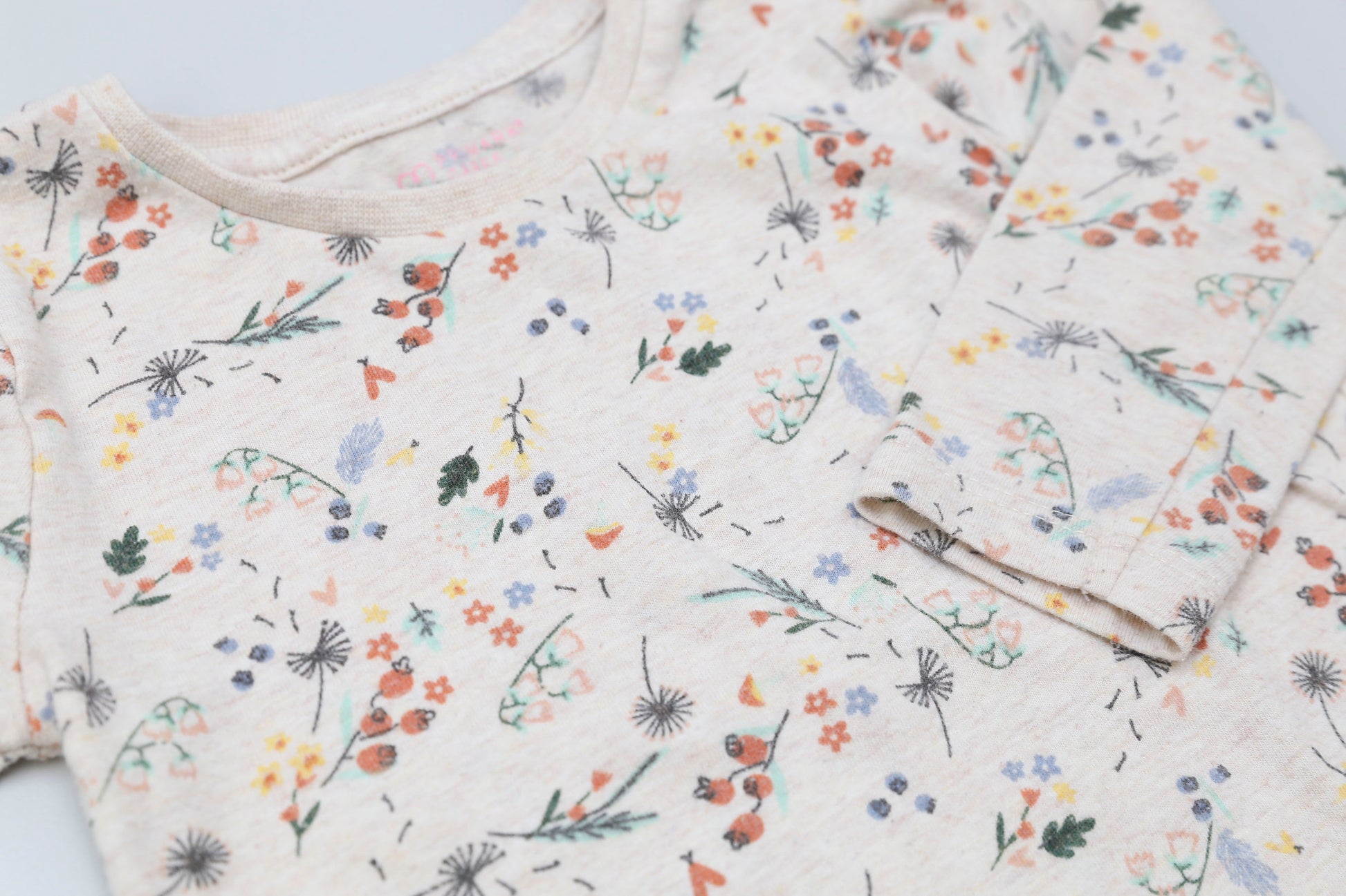 Beiges Langarmshirt mit Blumenmuster und Schulterknöpfen (74) - KlugeMutti