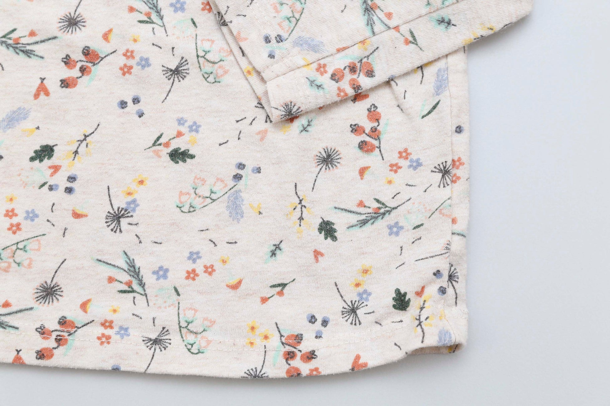 Beiges Langarmshirt mit Blumenmuster und Schulterknöpfen (74) - KlugeMutti