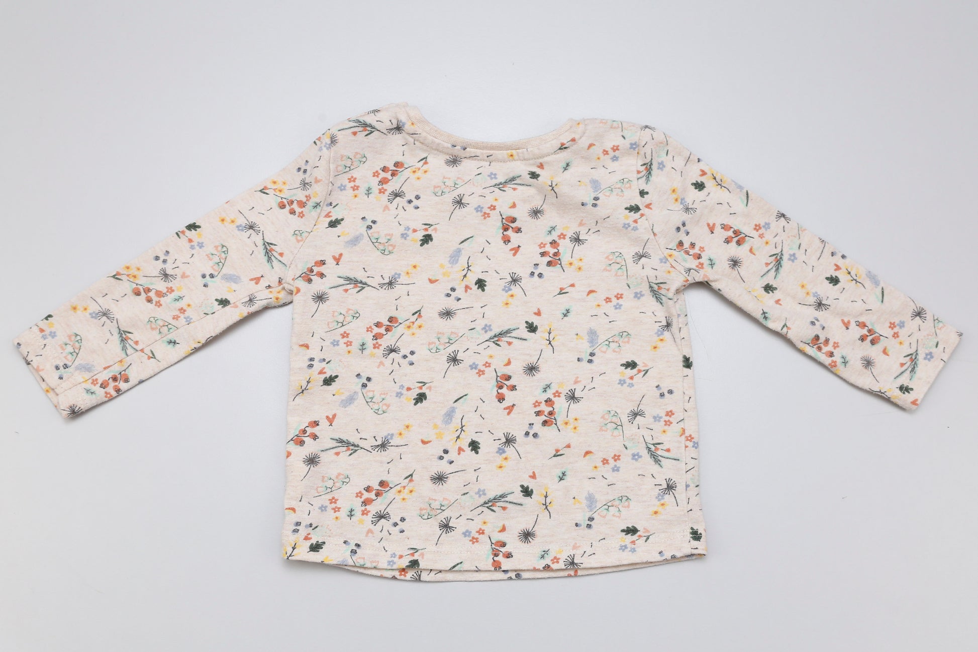 Beiges Langarmshirt mit Blumenmuster und Schulterknöpfen (74) - KlugeMutti