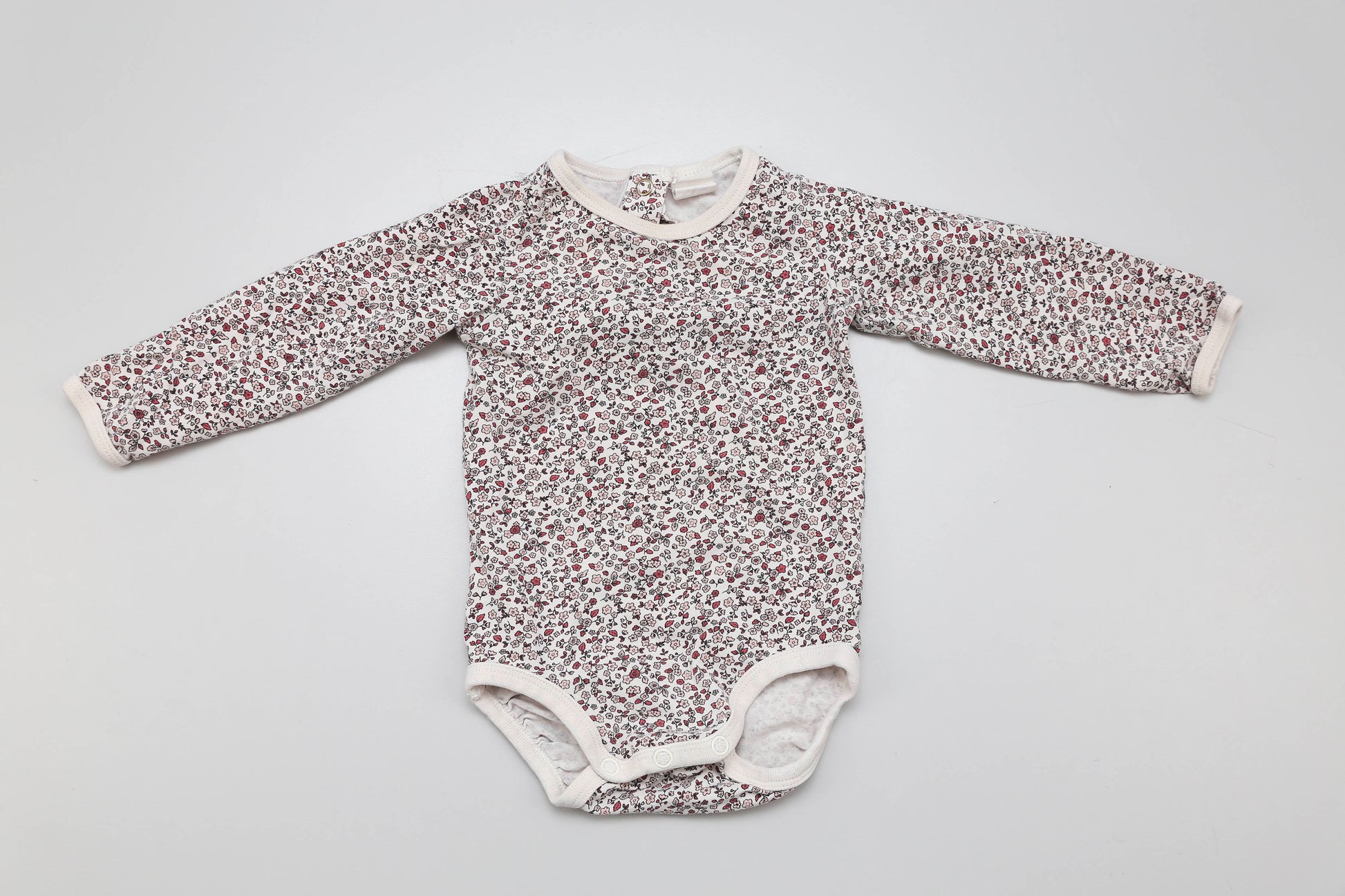 Baby-Langarmbody mit Blumenmuster in Weiß, Rosa und Bordeaux, mit Rückenknöpfen, Größe 74

