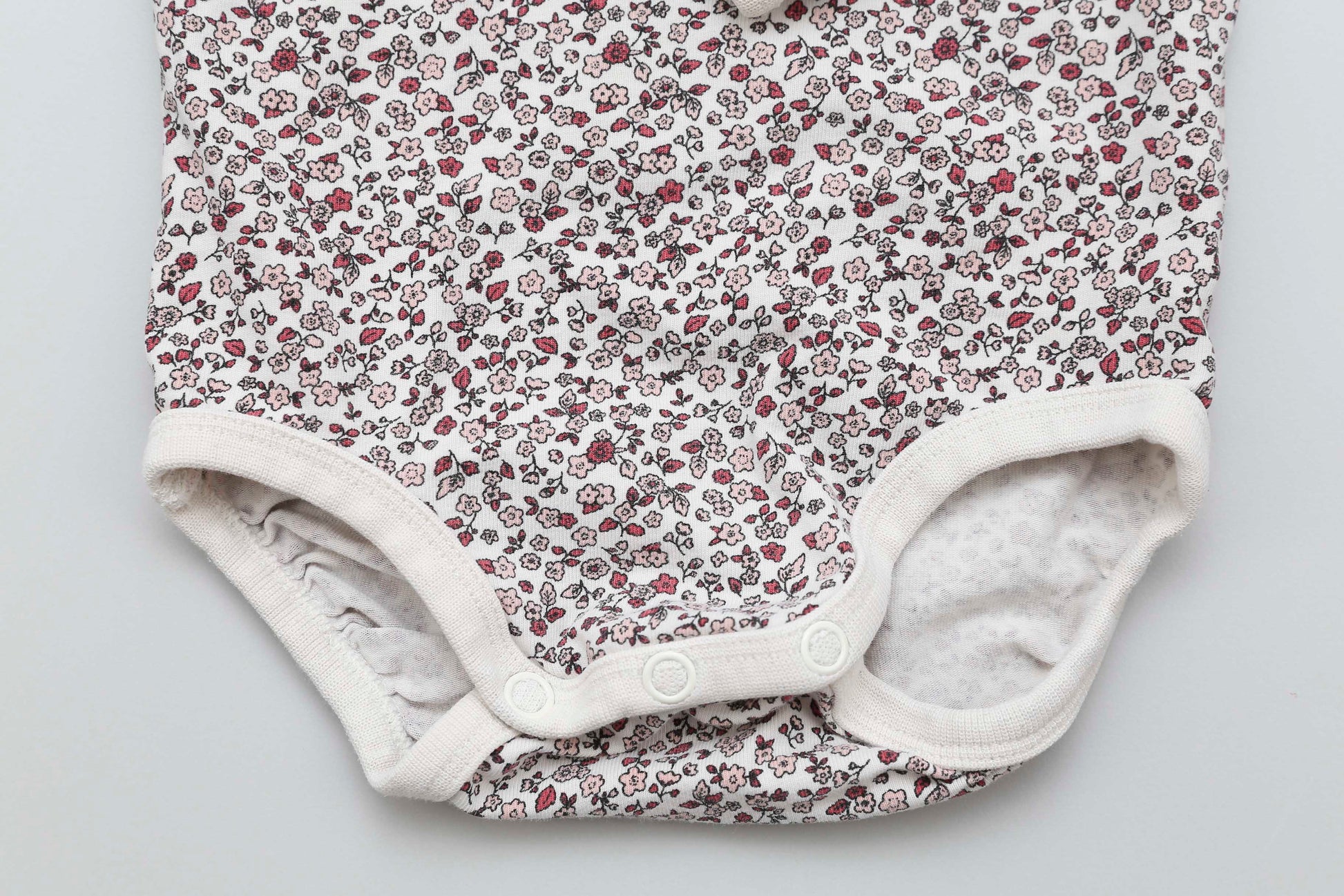 Langarm-Body mit Blumenmuster (74) - KlugeMutti