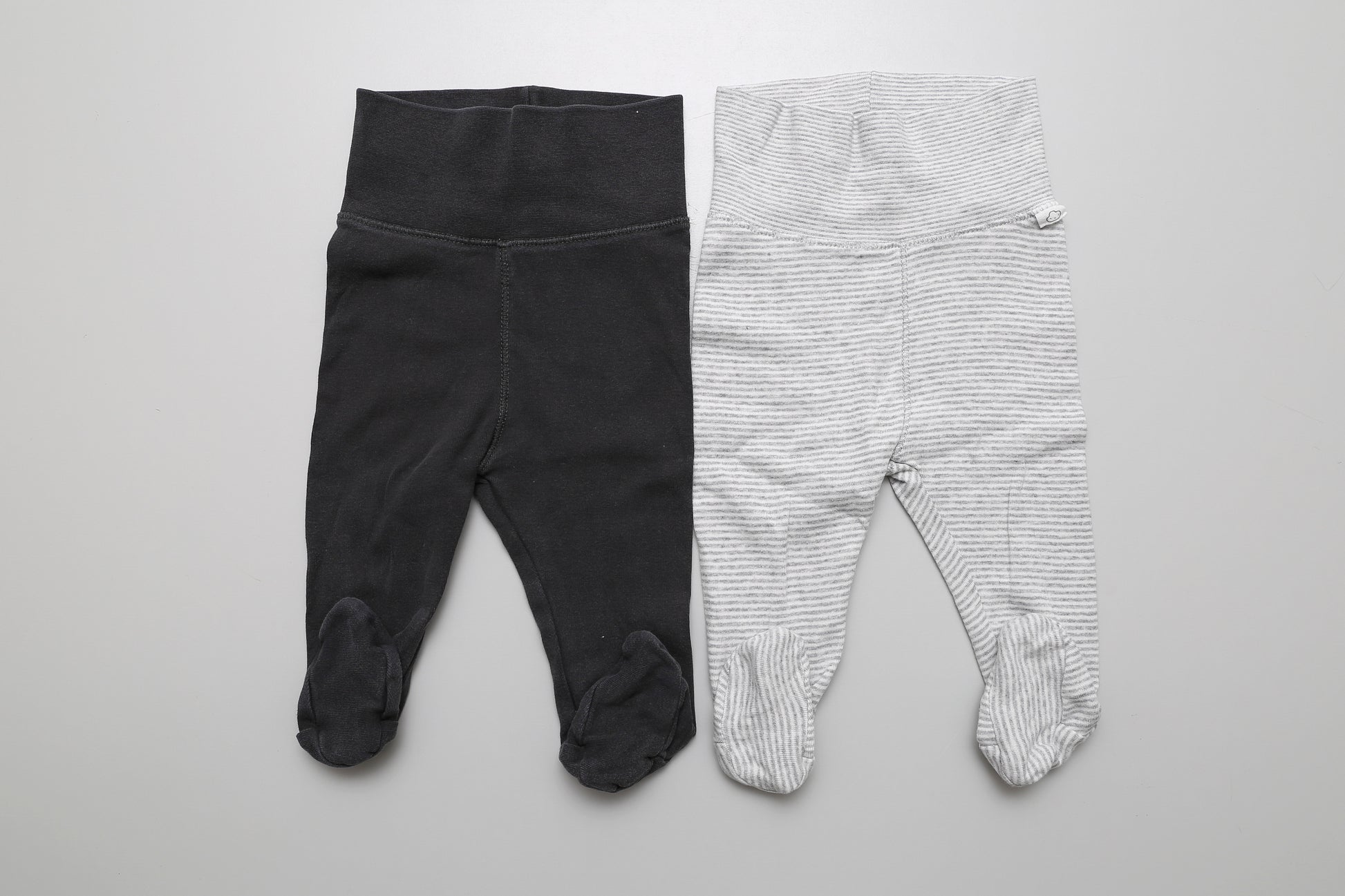 Bequeme Leggings in Schwarz und Grau aus Bio-Baumwolle in Größe 62. Mit hohem Bund und Fußteil für extra Komfort für dein Baby.