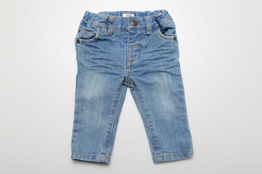 Jeans mit verstellbarem Bund und Piratenknöpfen. Größe 62.