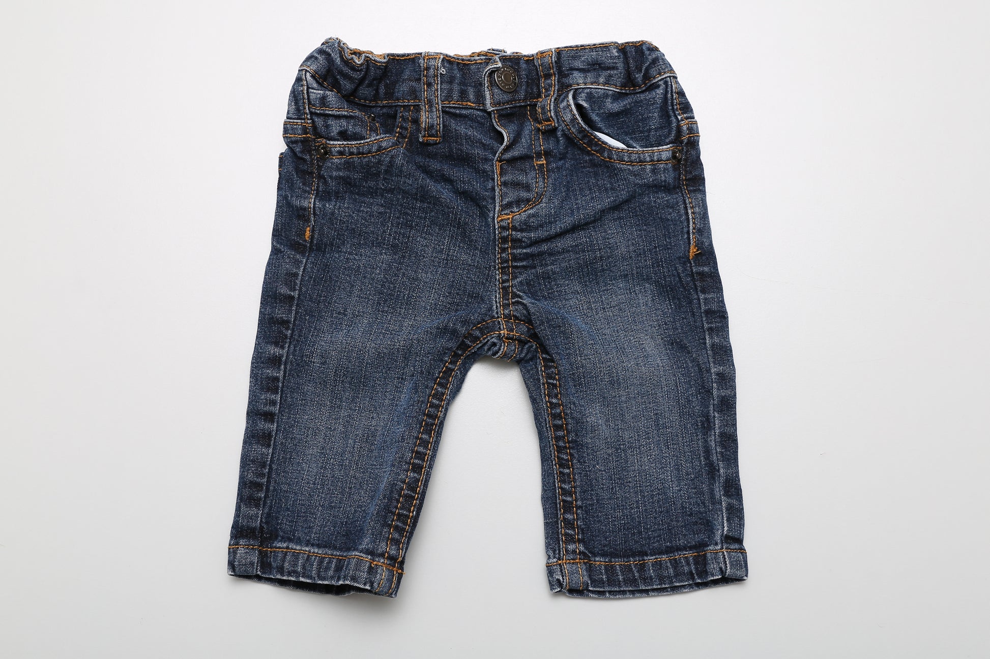 Hema gerade geschnittene dunkelblaue Jeans mit verstellbarem Bund. Größe 62.