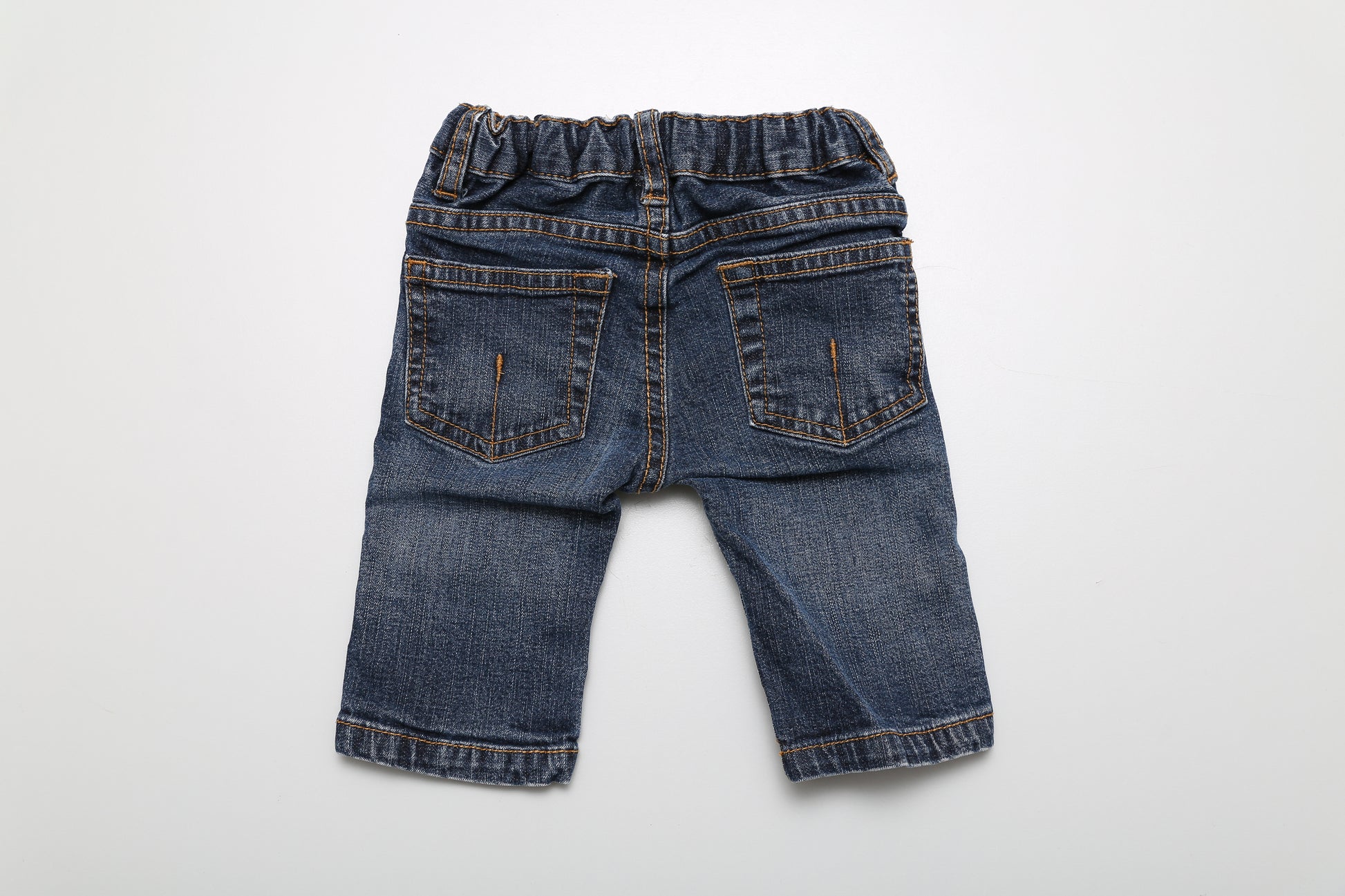 Gerade geschnittene dunkelblaue Jeans (62) - KlugeMutti