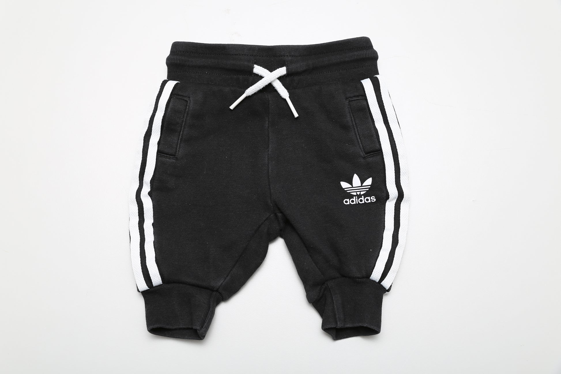 Adidas Jogginghose in Größe 62. Es sind Bügelspuren an den Gummibereichen und den Nähten sichtbar.