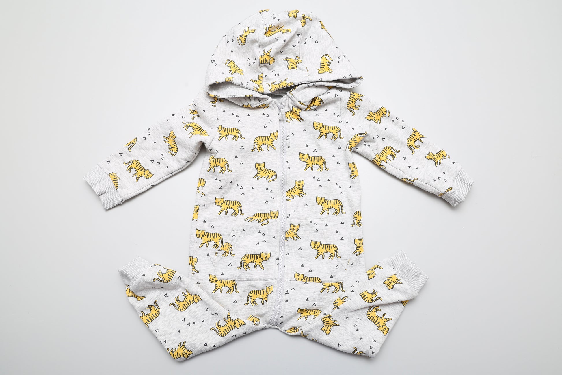 Jungen-Overall mit Tiger-Motiv – die perfekte Wahl für Frühling und Herbst oder kühlere Sommertage. Mit Kapuze, Reißverschluss und ohne Fuß. gr 86