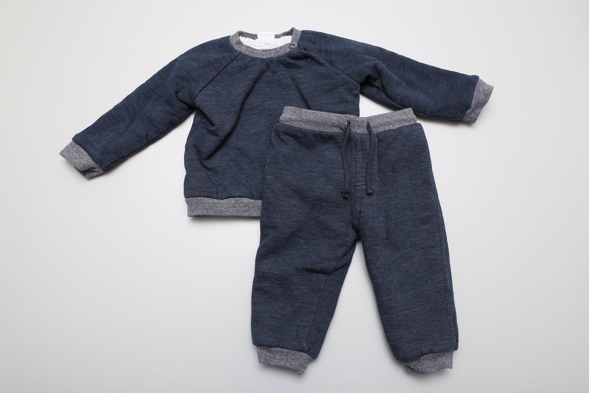 Dunkelblaues, warm gefüttertes Sweatset für Jungen. Größe 86.