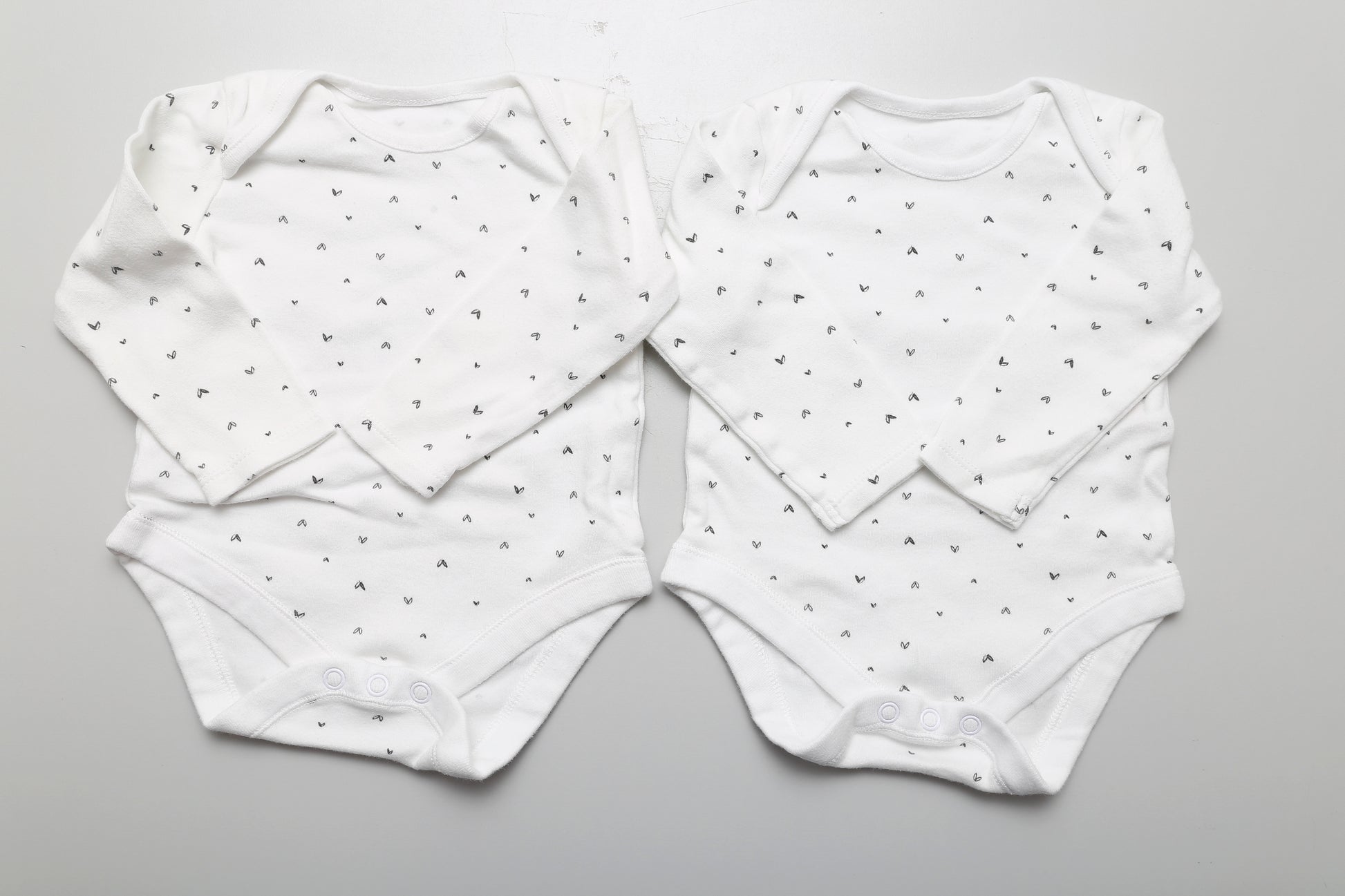 Weißes, gemustertes Langarm-Bodysuit-Set für Mädchen. Größe 68.