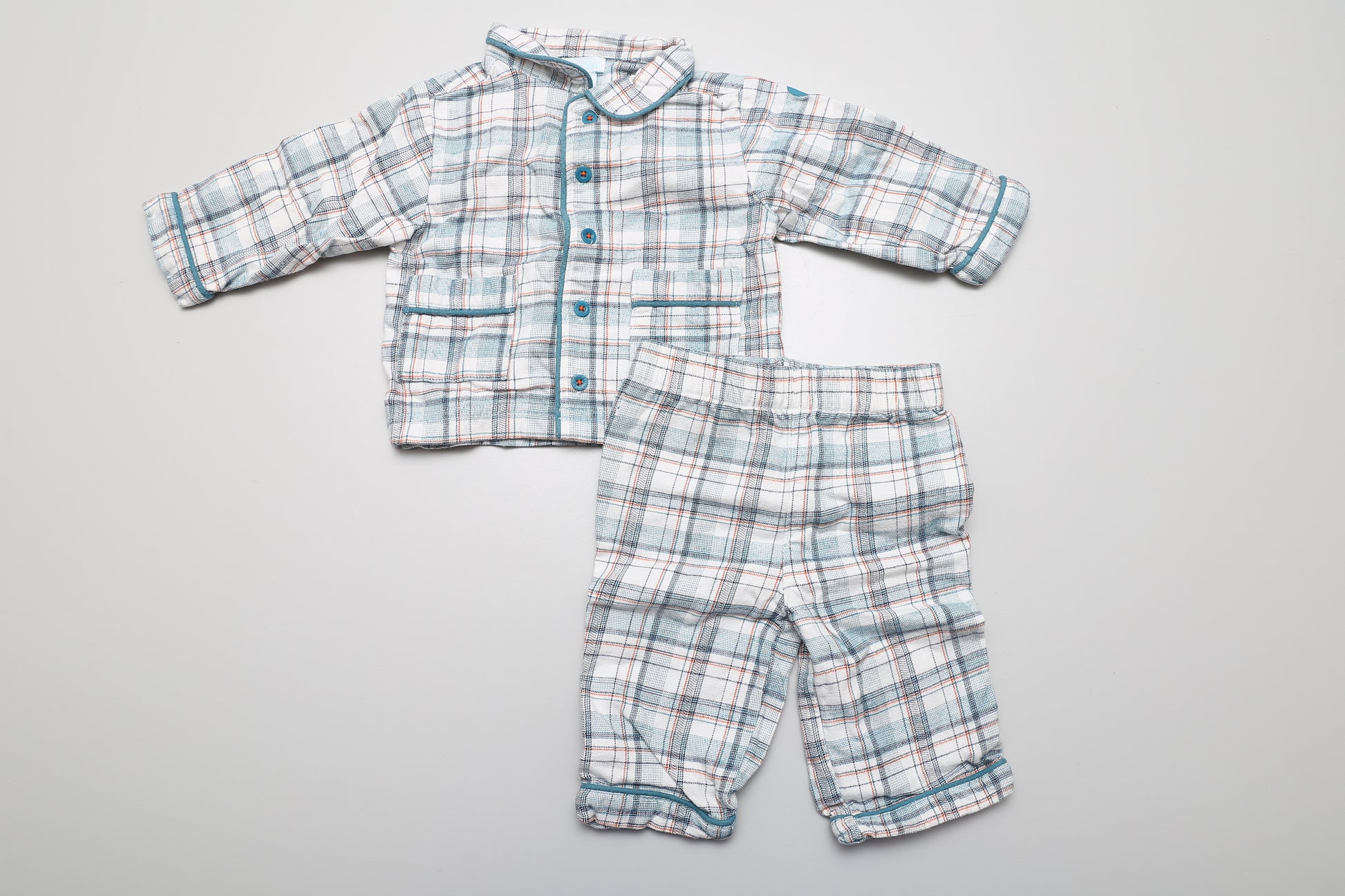 Karierte zweiteilige Baumwoll-Pyjama mit Knöpfen. gr 68