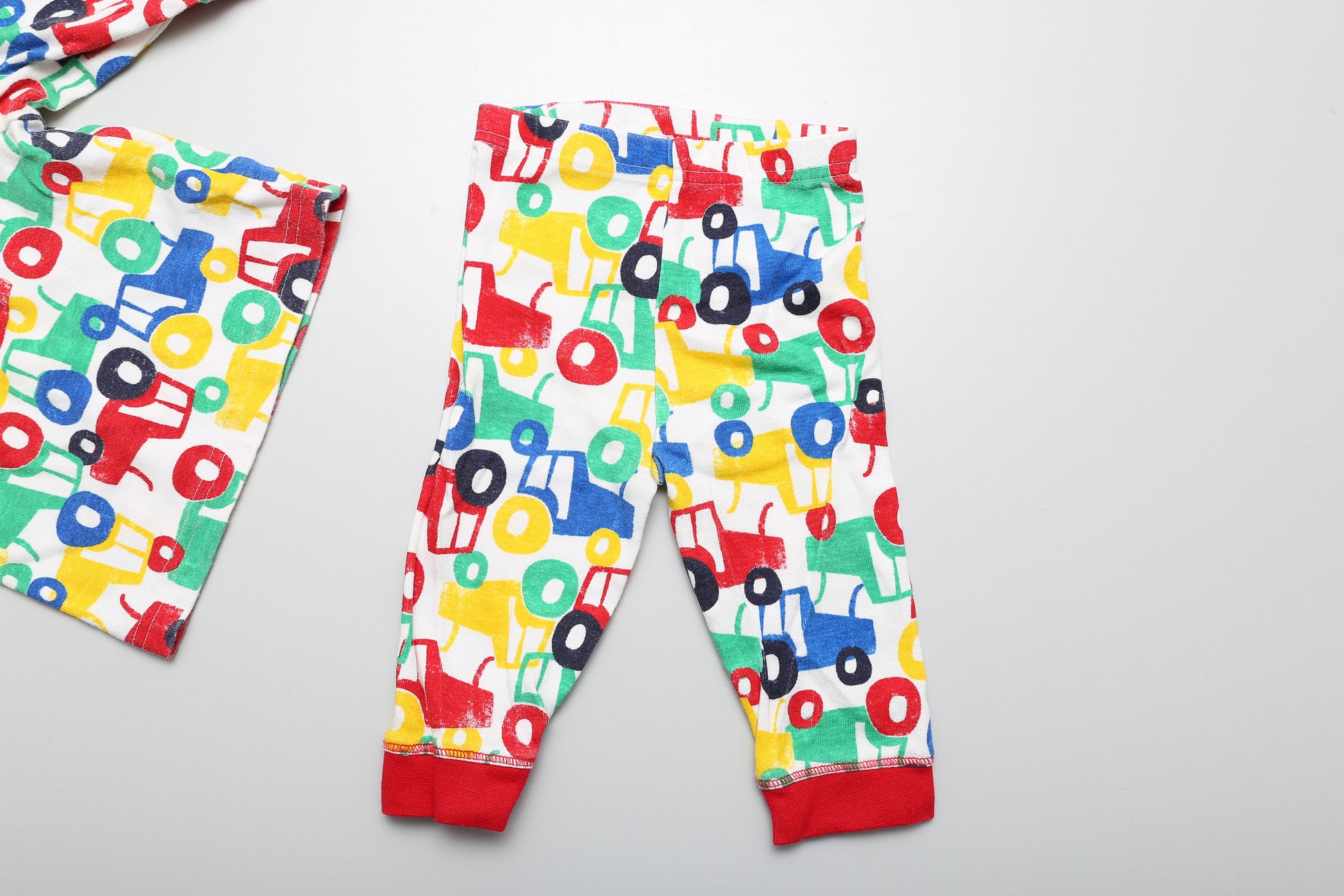 Zweiteilige Pyjama mit Traktormotiv (68) - KlugeMutti