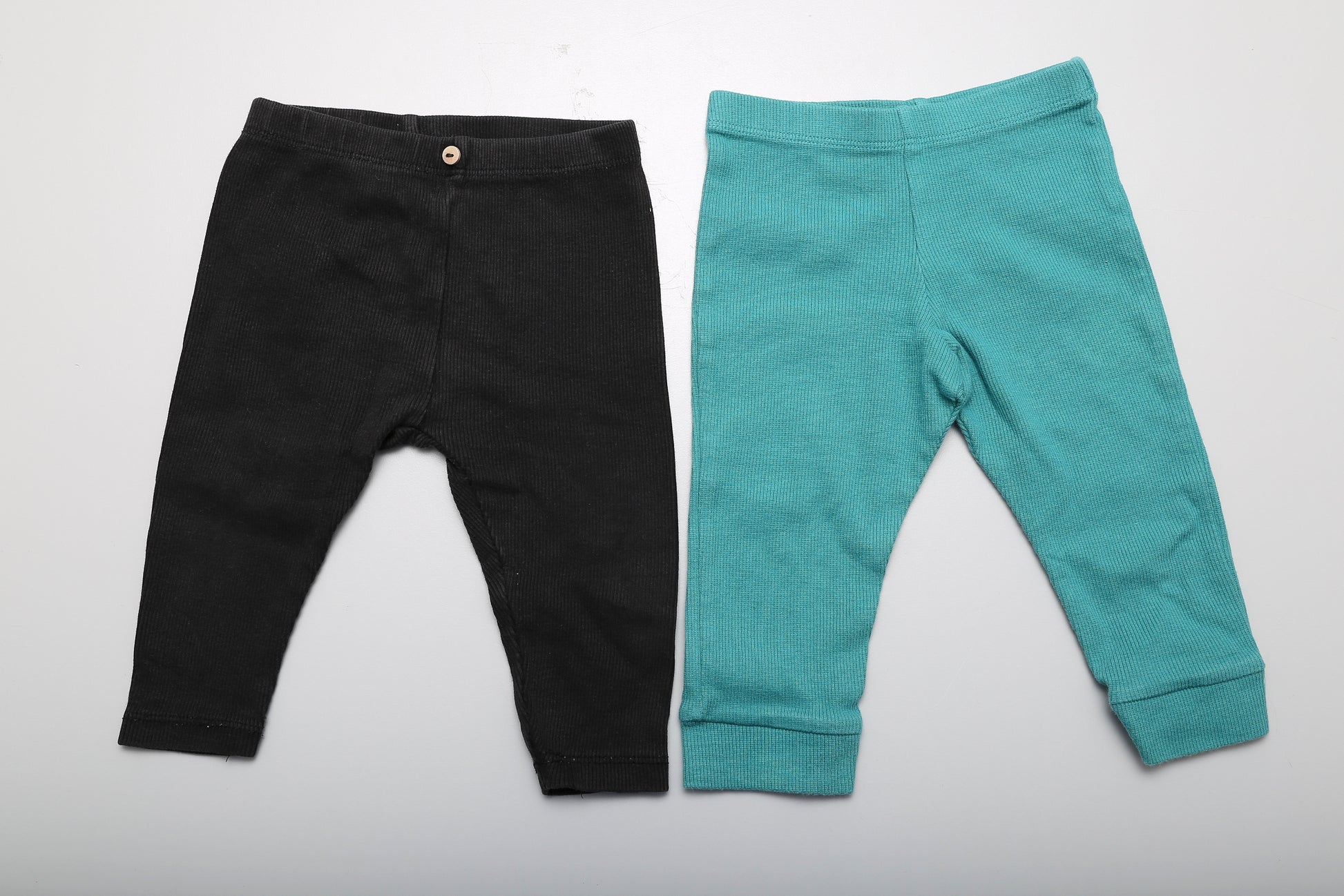 Leggings-Set in Größe 74. Die schwarze ist von Zara, die grüne von F&amp;F.