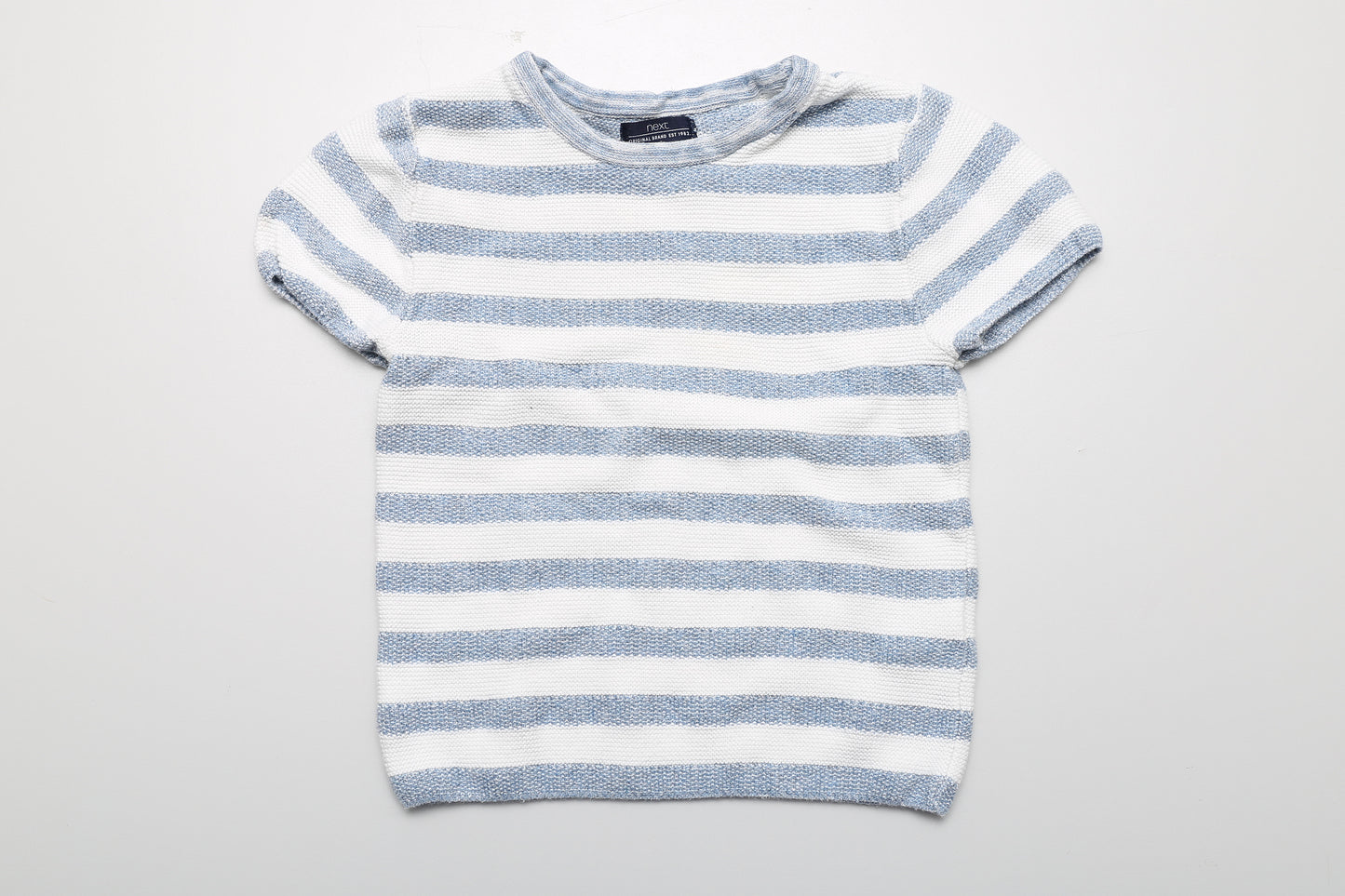 Gestreiftes, kurzes, gestricktes Baumwoll-T-Shirt in Weiß und Hellblau in Größe 74.