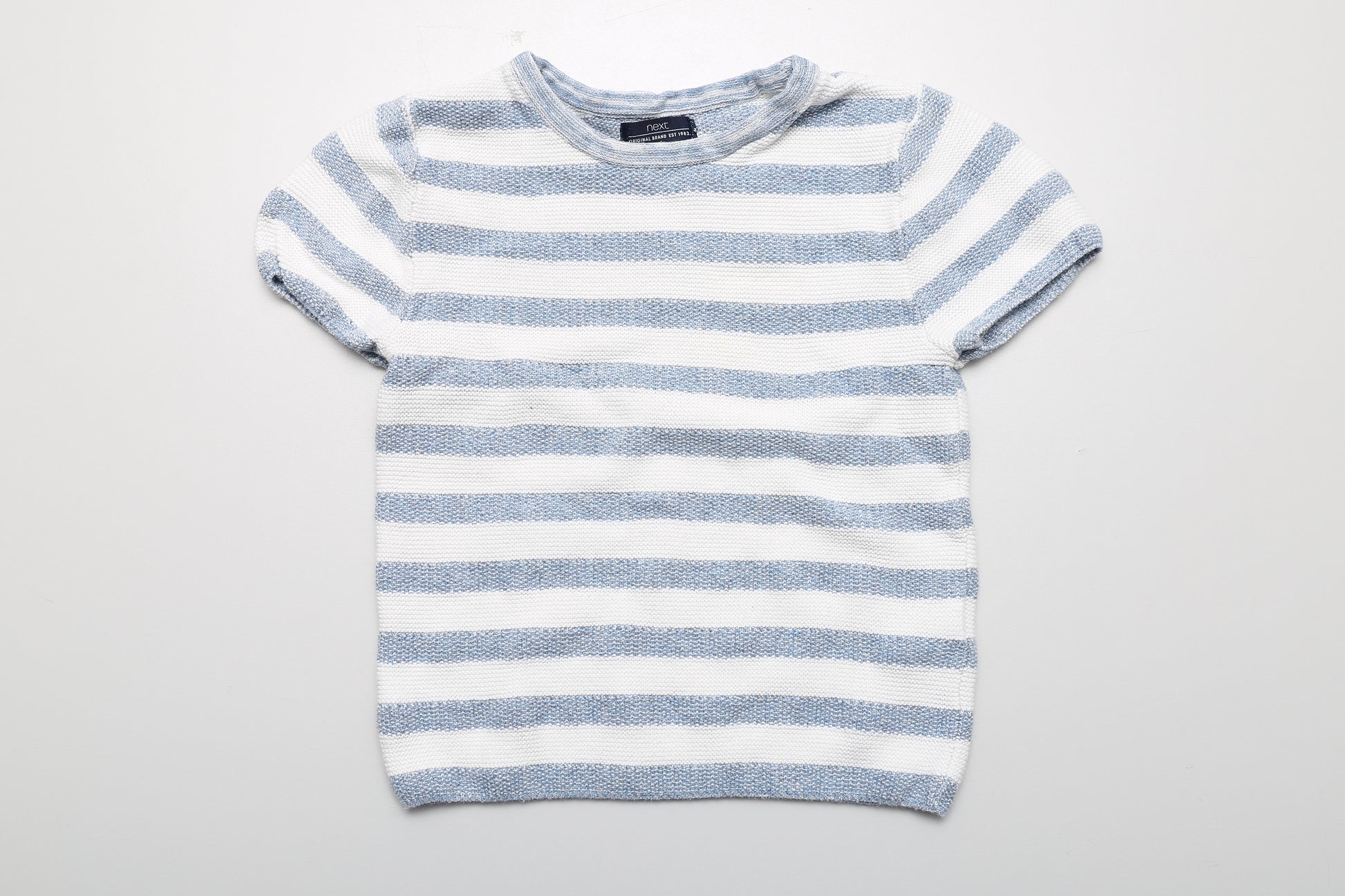 Gestreiftes, kurzes, gestricktes Baumwoll-T-Shirt in Weiß und Hellblau in Größe 74.