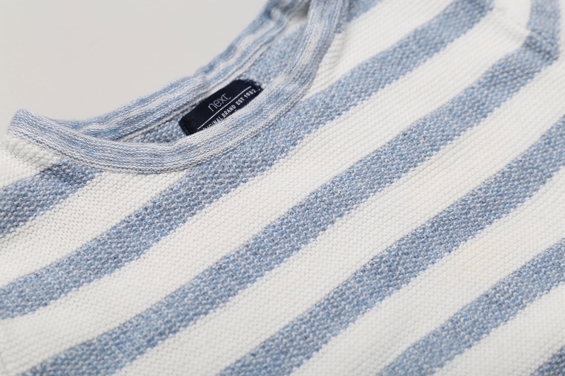 Gestricktes Baumwoll-T-Shirt in Weiß und Hellblau (74) - KlugeMutti