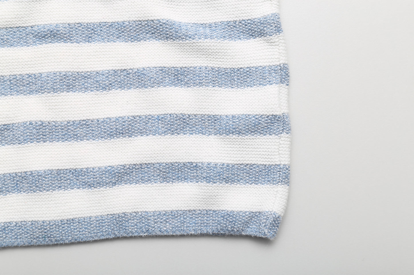 Gestricktes Baumwoll-T-Shirt in Weiß und Hellblau (74) - KlugeMutti