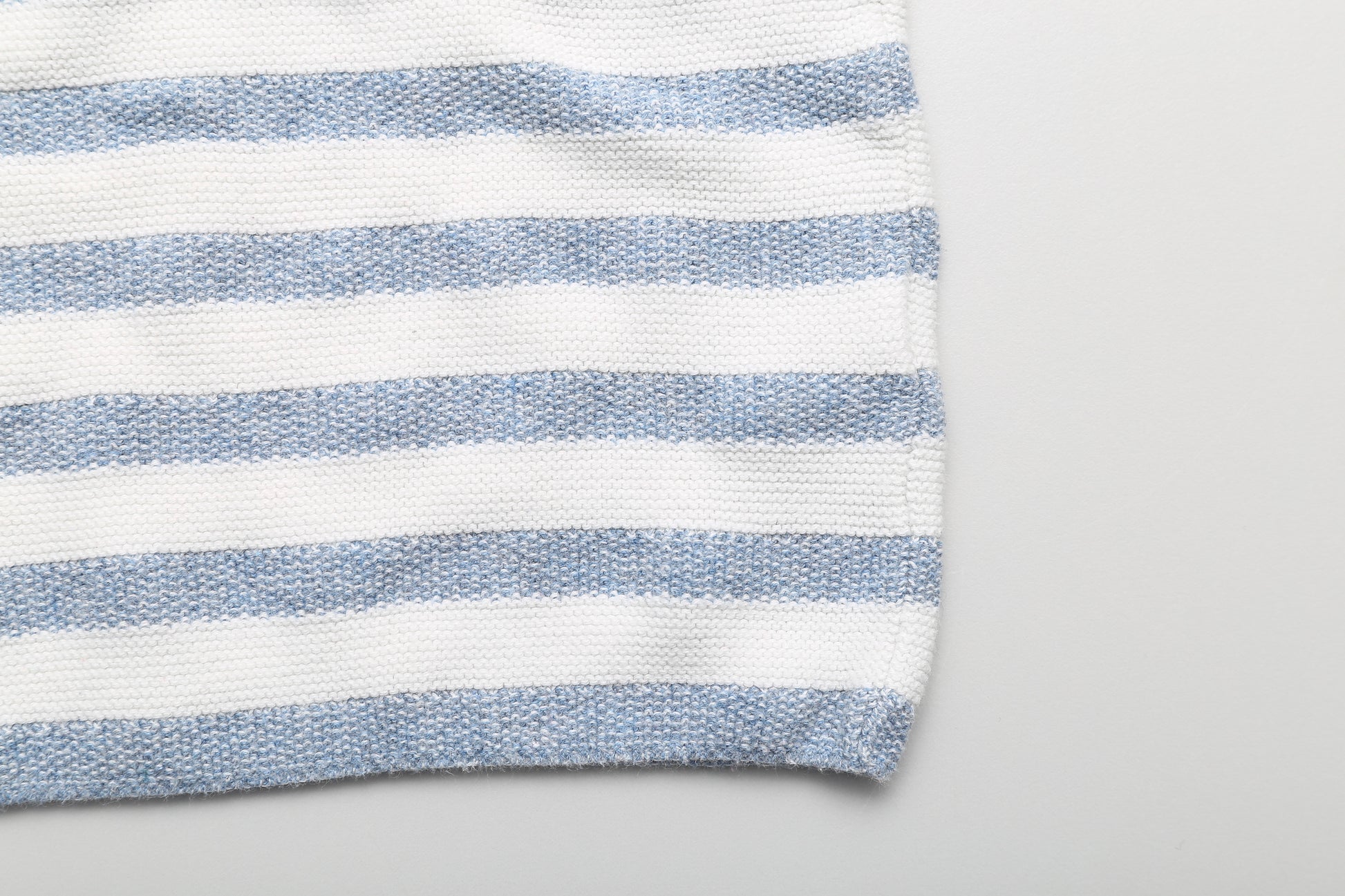 Gestricktes Baumwoll-T-Shirt in Weiß und Hellblau (74) - KlugeMutti