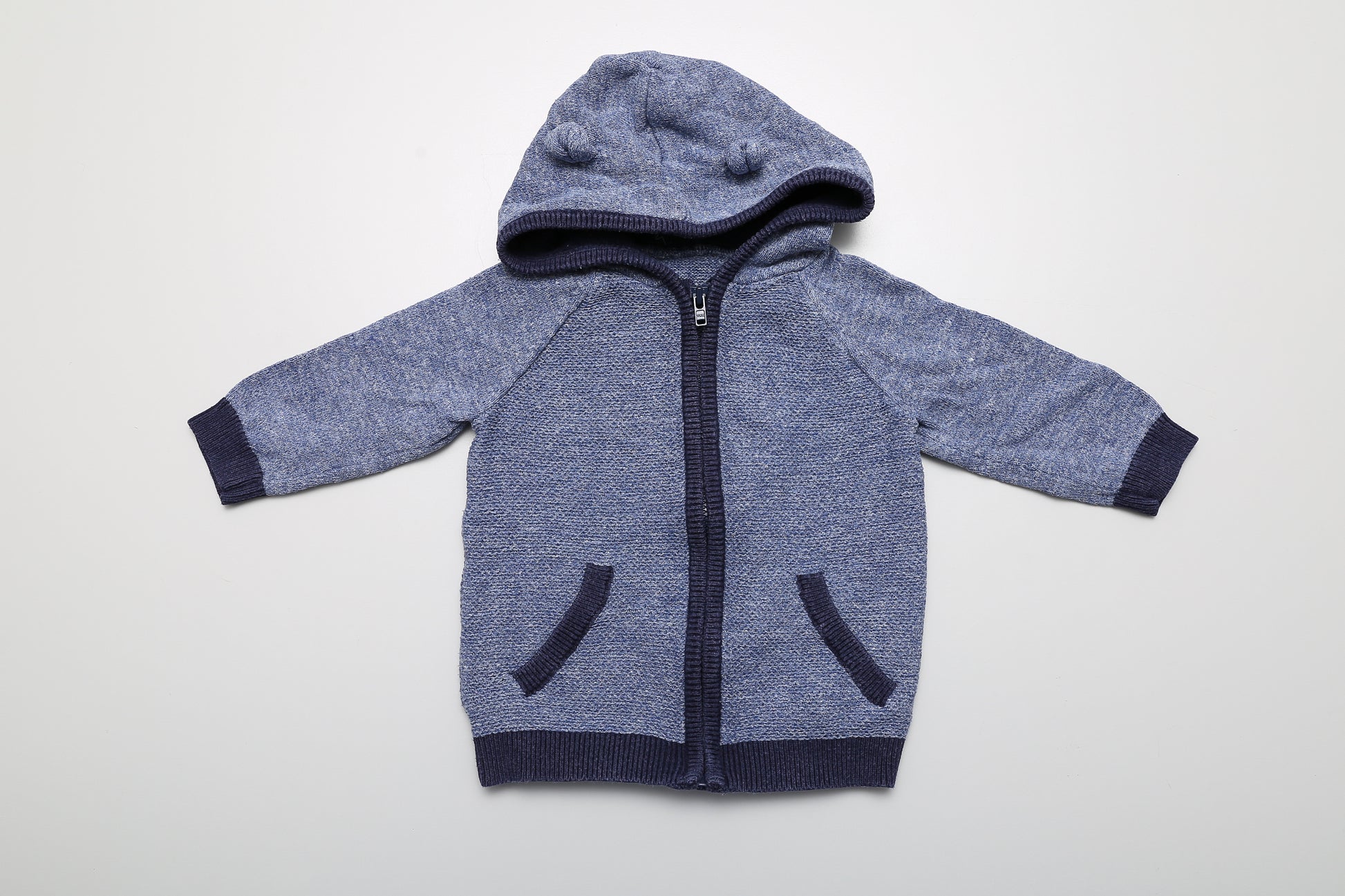 Dunkelblauer Strick-Hoodie mit Reißverschluss in Größe 68-74 aus 100 % Baumwolle.