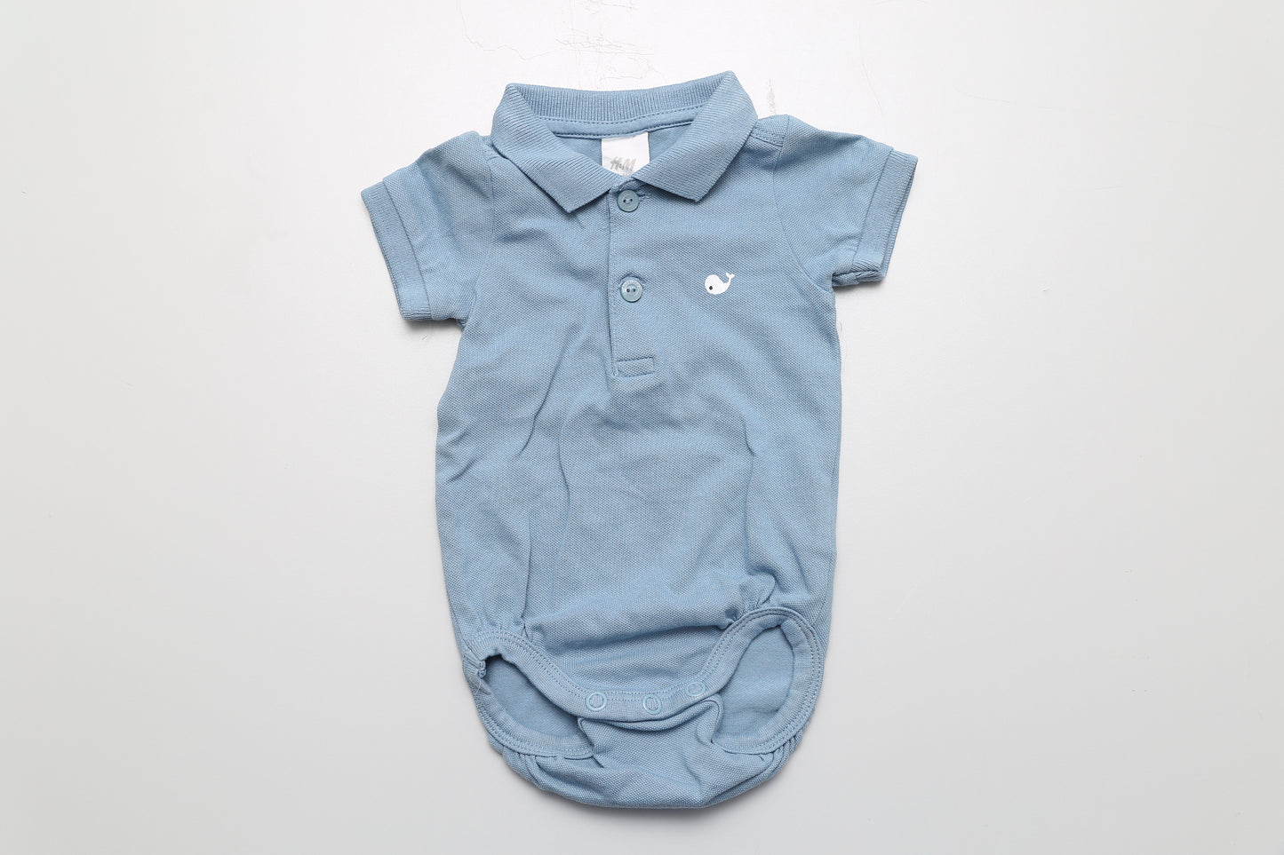 Blaues Poloshirt mit kurzen Ärmeln und Knöpfen vorne, Größe 56.