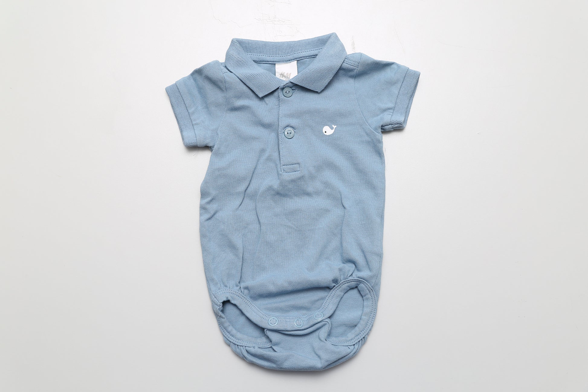 Blaues Poloshirt mit kurzen Ärmeln und Knöpfen vorne, Größe 56.