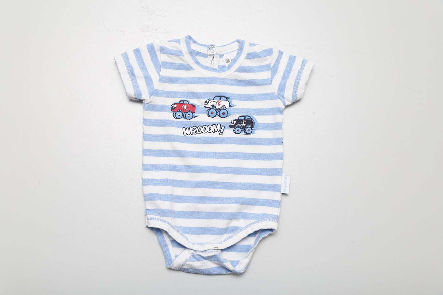 Kurzarm-Body mit kleinen Autos und blau-weißem Streifenmuster, hinten mit Druckknopf, Größe 56.